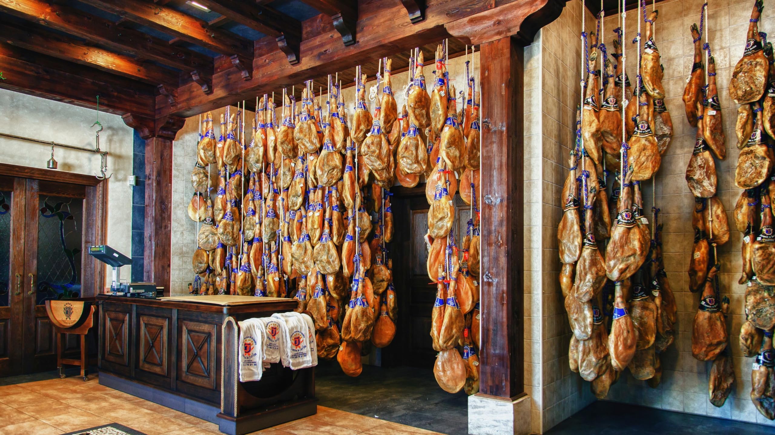 AROMAS SIERRA NEVADA - Jamón Denominación de Trevélez Negro, Curación Superior a 23 meses, Origen España, Curación al Natural en Sierra Nevada,Sin Gluten, Sin Aditivos Ni Conservantes. (8,5kg a 9kg)