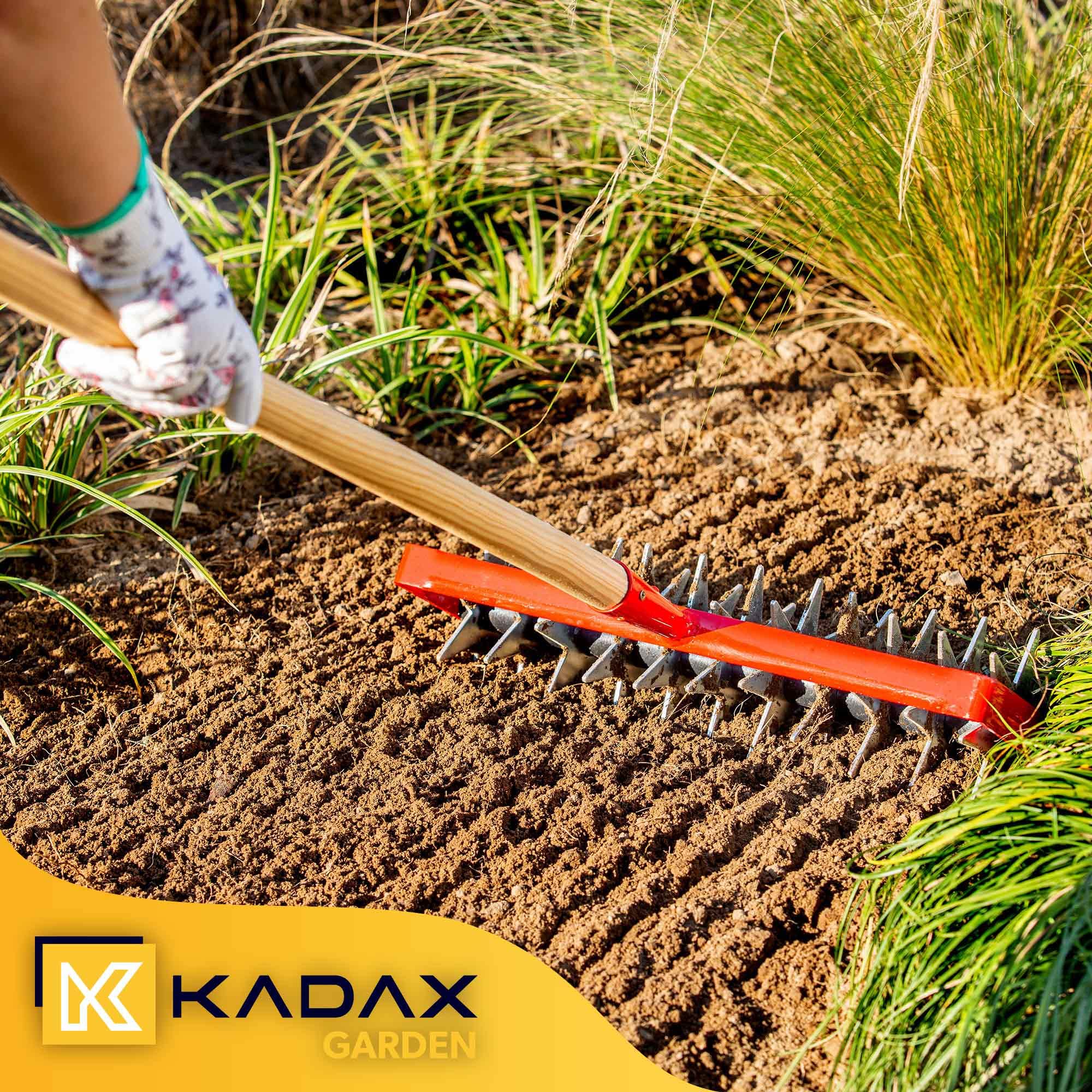 KADAX Sternfräse, Gartenfräse aus Metall, Krümler zum Lockern des Bodens, Kultivator für Garten, Rasen, Unkraut, Rollhacke, Bodenkrümler, Rollkultivator, Bodenlüfter (mit 6 Sternen, Holzstiel)