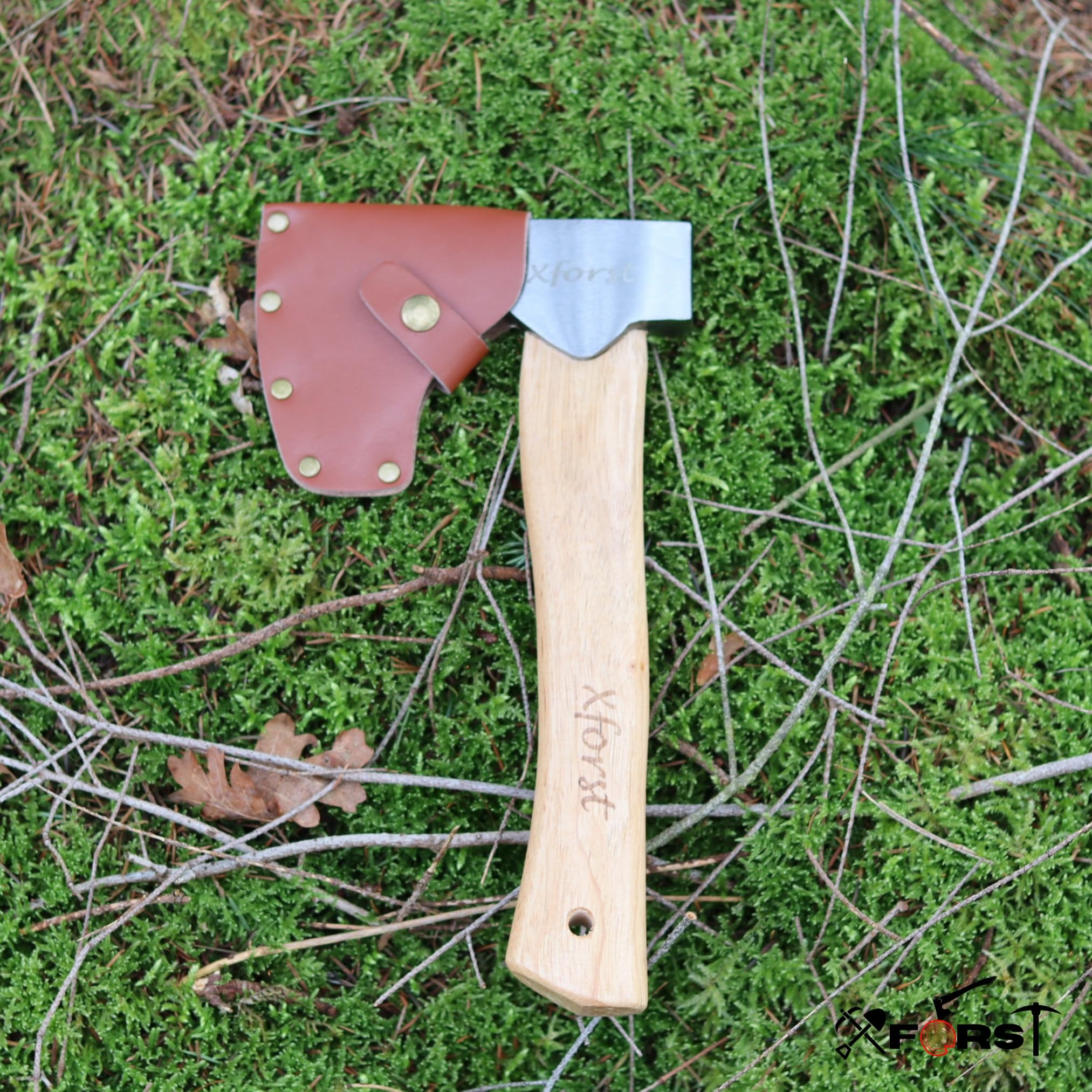 Xforst Hache Viking X-AG1– Hachette de Trekking et Outdoor avec Manche en Bois de Hickory & Étui de Protection en Cuir Véritable – 27 cm – 0,67 kg