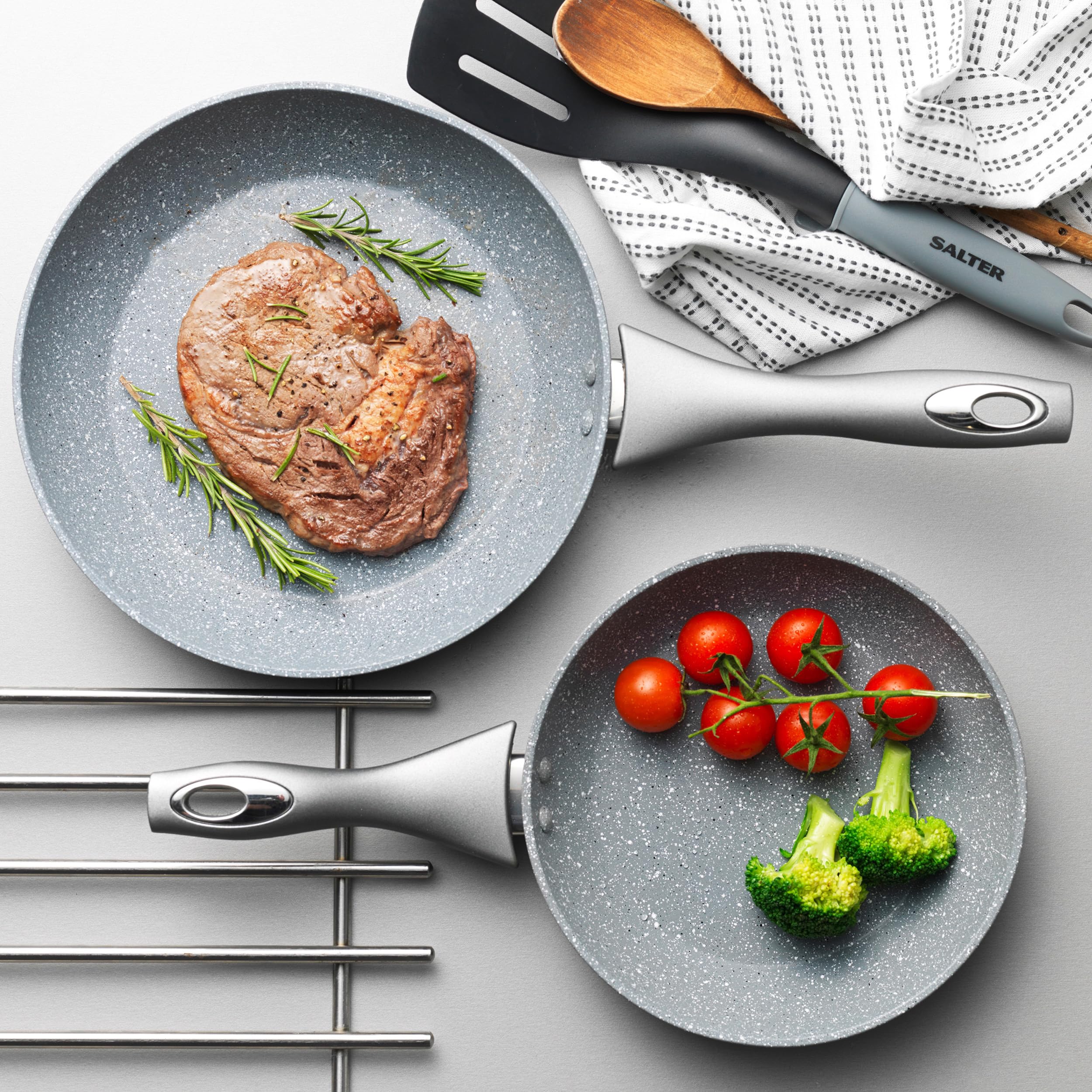 Salter COMBO-6449 Marblestone - Juego de 2 sartenes antiadherentes de 20/24 cm, aptas para inducción, utensilios de cocina de aluminio forjado, sartén para tortilla/huevo/tortitas, poco/sin aceite