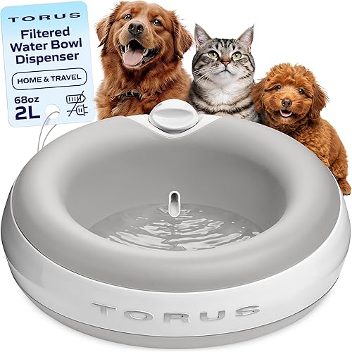 TORUS Dispensador de agua portátil filtrado para perros actualizado 2025, 2 litros68 onzas, dispensador automático de agua para mascotas, sin ruido,