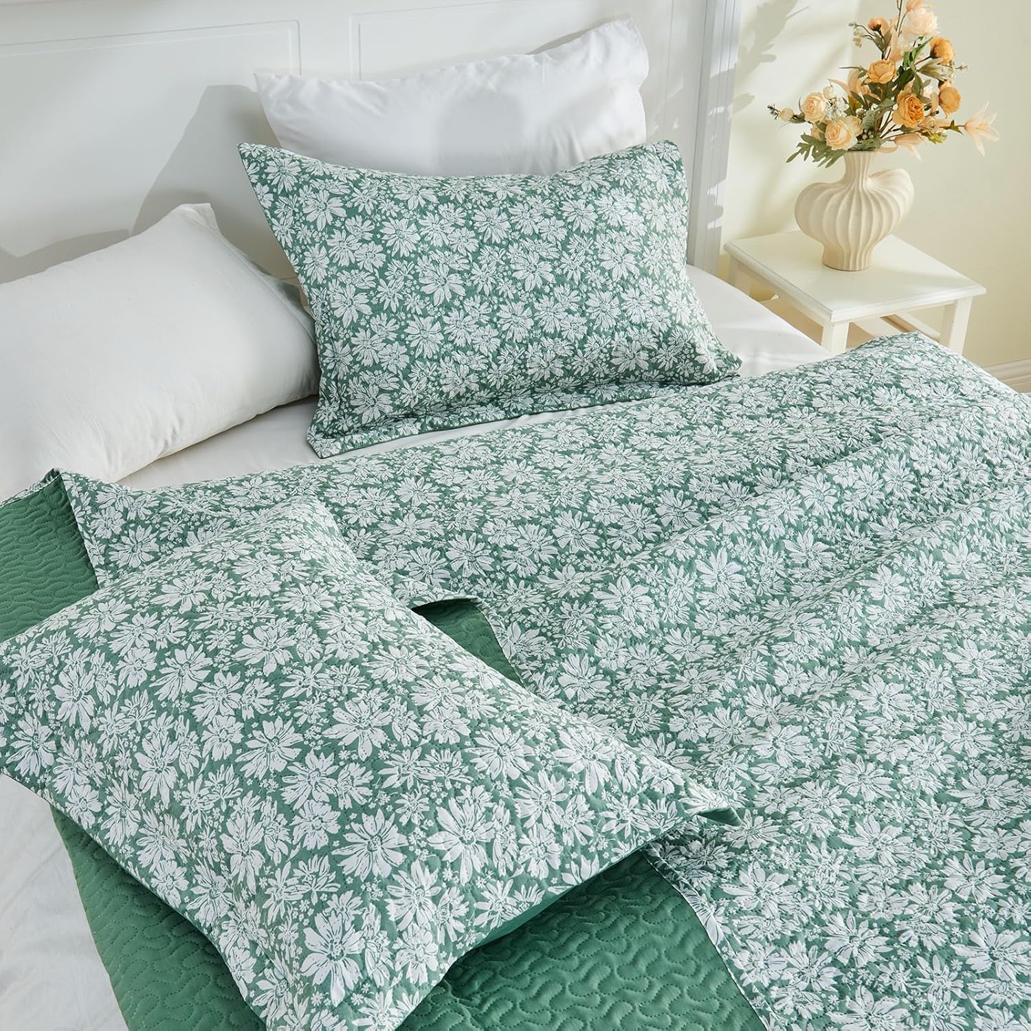 Gogreen Queen Comforter Set - 3 Piece Lightweight All Season Bedding Set, Breathable Comforter with 2 Pillow Cases, Cooling Bed in a Bag for Hot Sleepers, Green White Floral