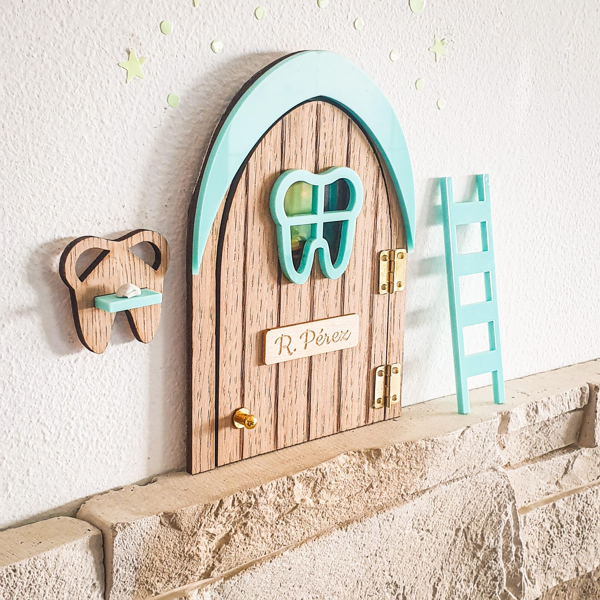 7GANSOS Nueva Puerta Ratoncito Perez que SE ABRE hecha en MADERA Y MINT Pieza chapada en roble con ESTRELLAS QUE SE ILUMINAN. Diseñada para decorar una habitación infantil mágica. HECHO EN ESPAÑA