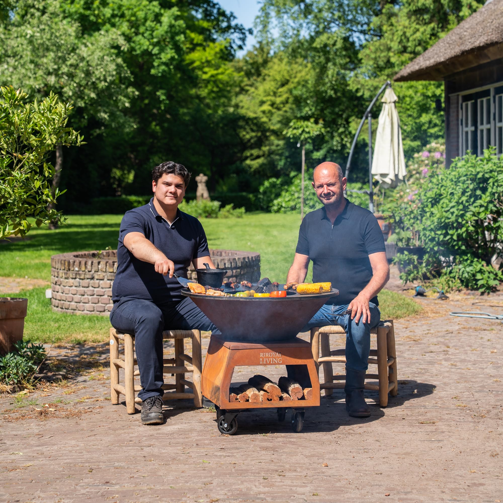 BBQ Plancha Grill Brasero, Braciere Rotondo, Acciaio Corten, 80x80x68cm, Con piastra di cottura, Con Ruote e Contenitore Legna, 53KG