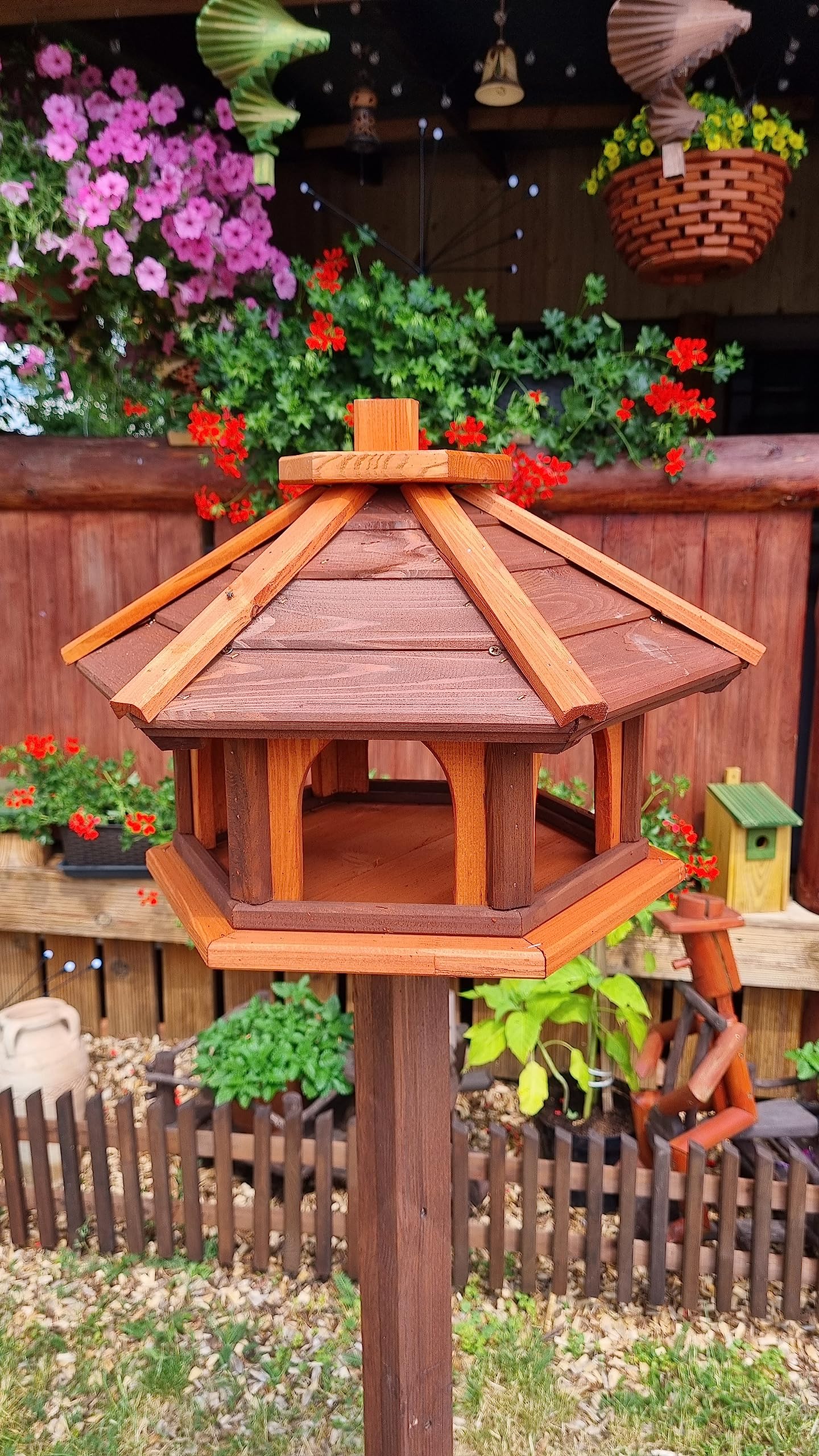 Vogelhaus mit Stander aus Holz, wetterfest, vogelfutterhaus, Futterhaus, Futterstation für Wildvögel, Vogelfutterhaus zum Stellen für den Garten, Balkon (Braun+Rot)