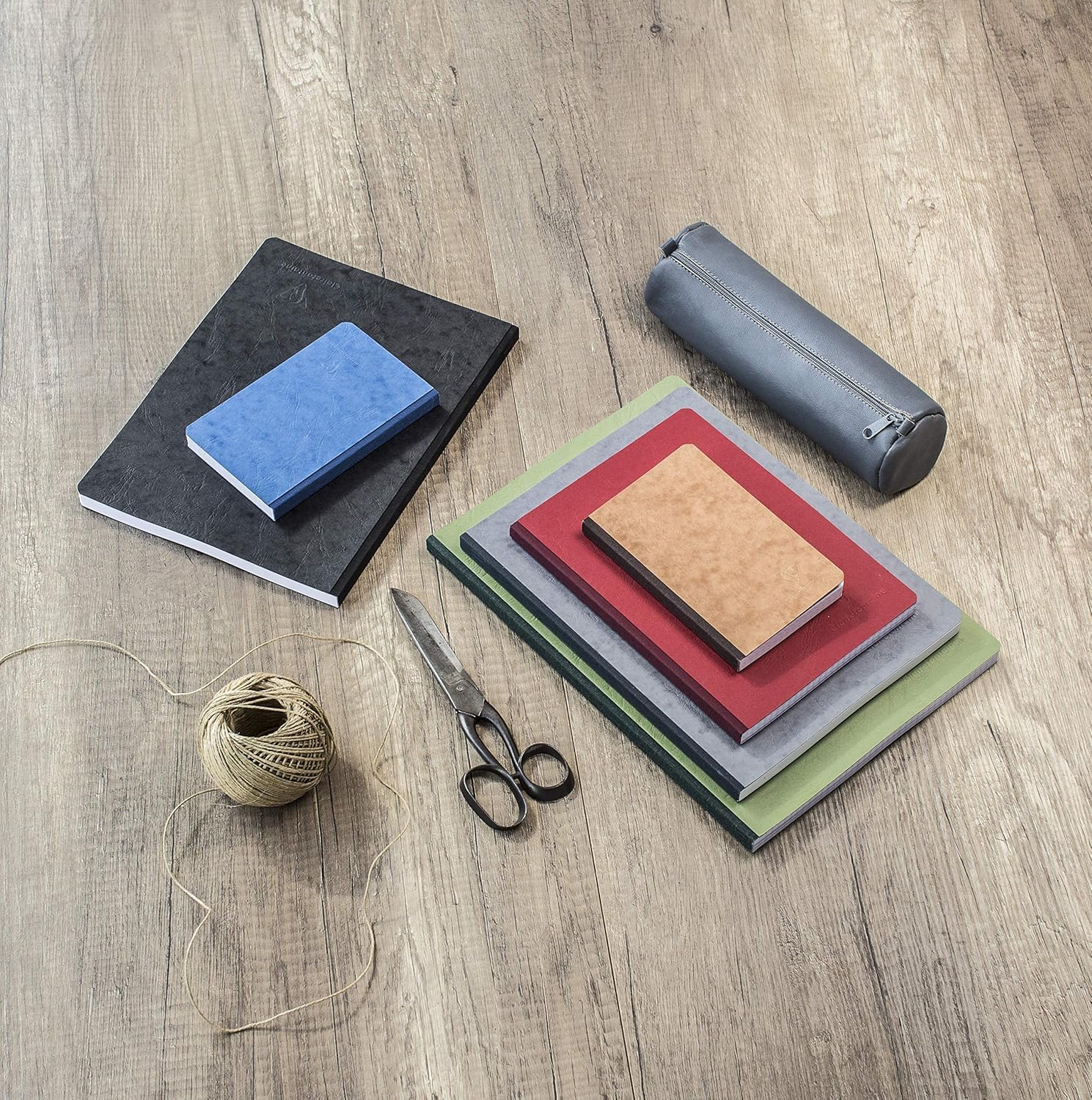 Gros plan sur la texture grain cuir de la couverture du carnet Clairefontaine Nomaddict.
