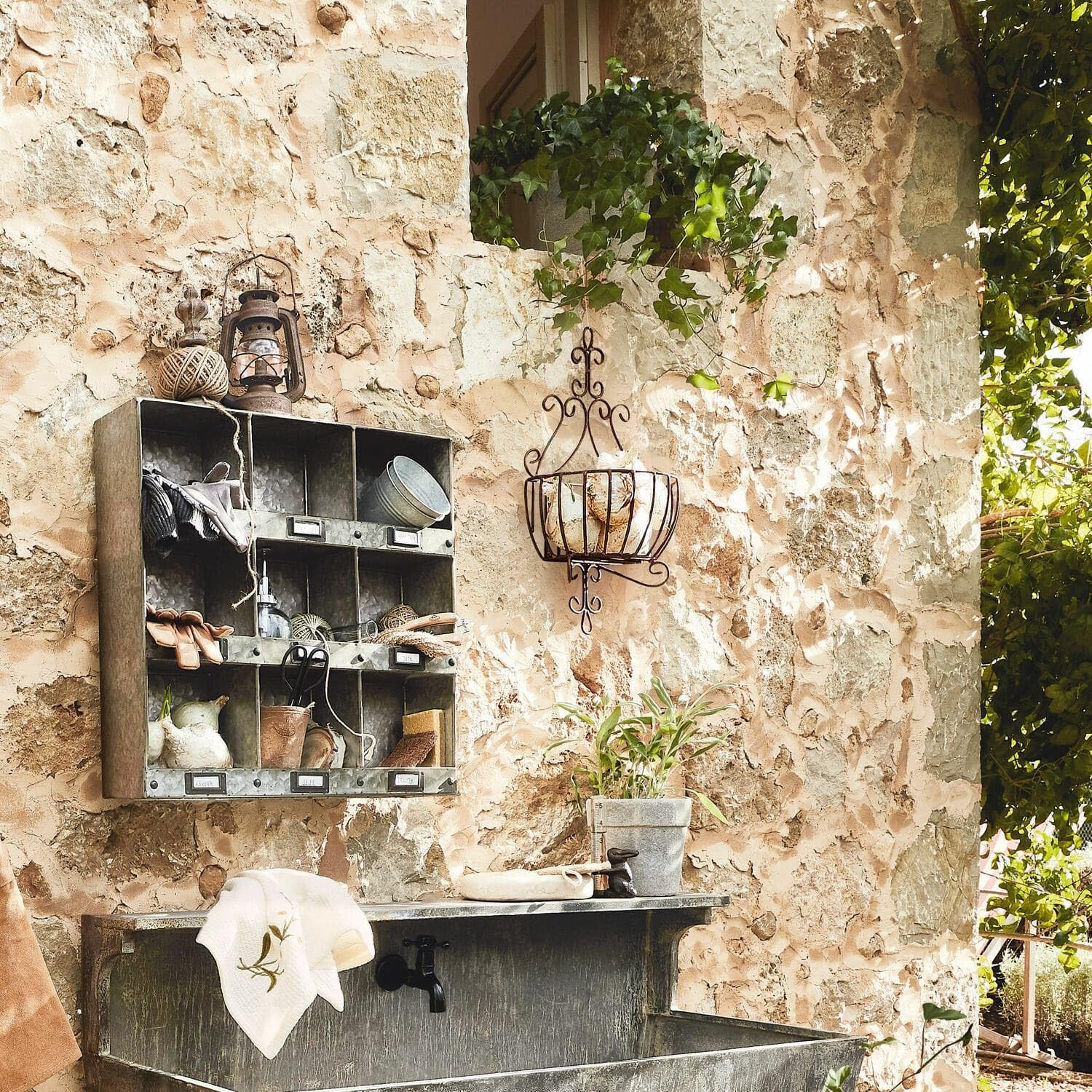 Loberon Deko-Korb Marciac, Pure Nostalgie, für Pflanzen & mehr, Nostalgisches Design, Rost-Finish, Gartenzubehör, Gartendekoration, Outdoor, Eisen, Bronze
