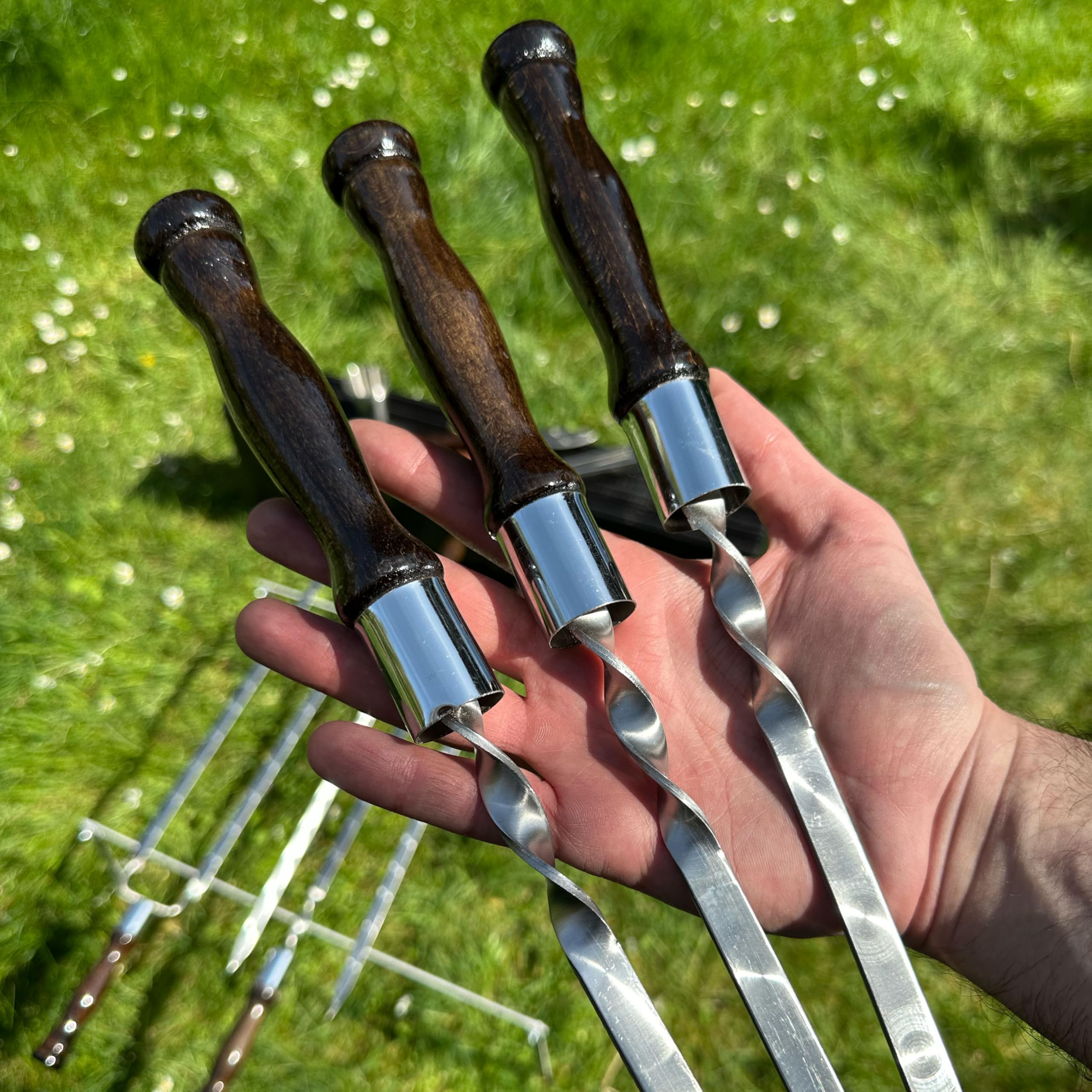 Camping Geschirr Set im Rucksack für 6 Personen – Outdoor Picknick Set mit Besteck, Tellern, Bechern, Thermoskanne, Holzspießen, Keramikmesser & Feuerzeug – Ideal für Wandern, Fahrradtouren,
