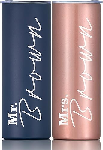 Mr & Mrs - Juego de 2 vasos de regalo personalizados con nombres grabados, vasos de café aislados al vacío de acero inoxidable de 20 onzas con tapa