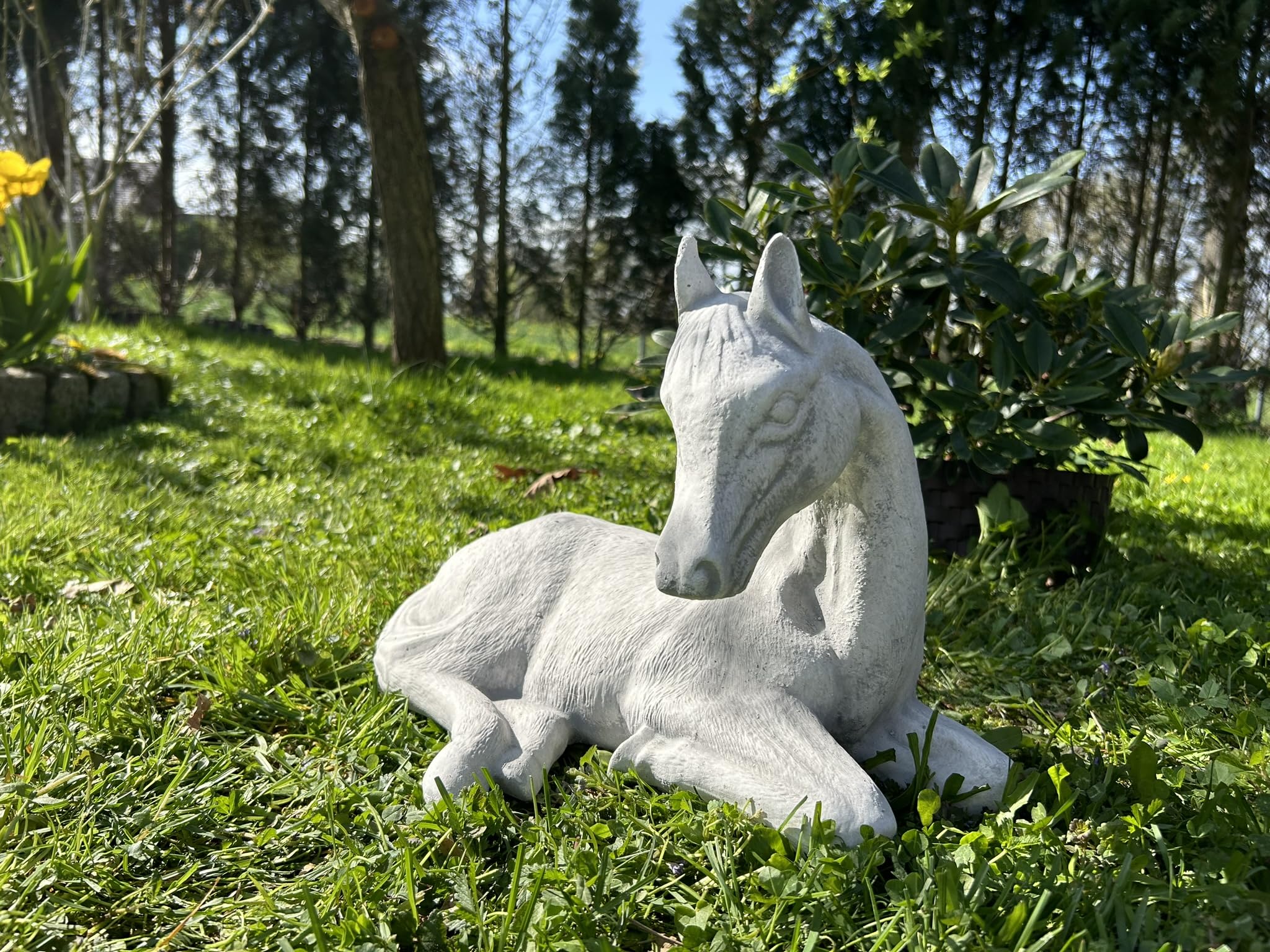 FABRIQ Figurka leżącego konia – realistyczna dekoracja ogrodowa ze sztucznego kamienia, szerokość 40 cm, masywna