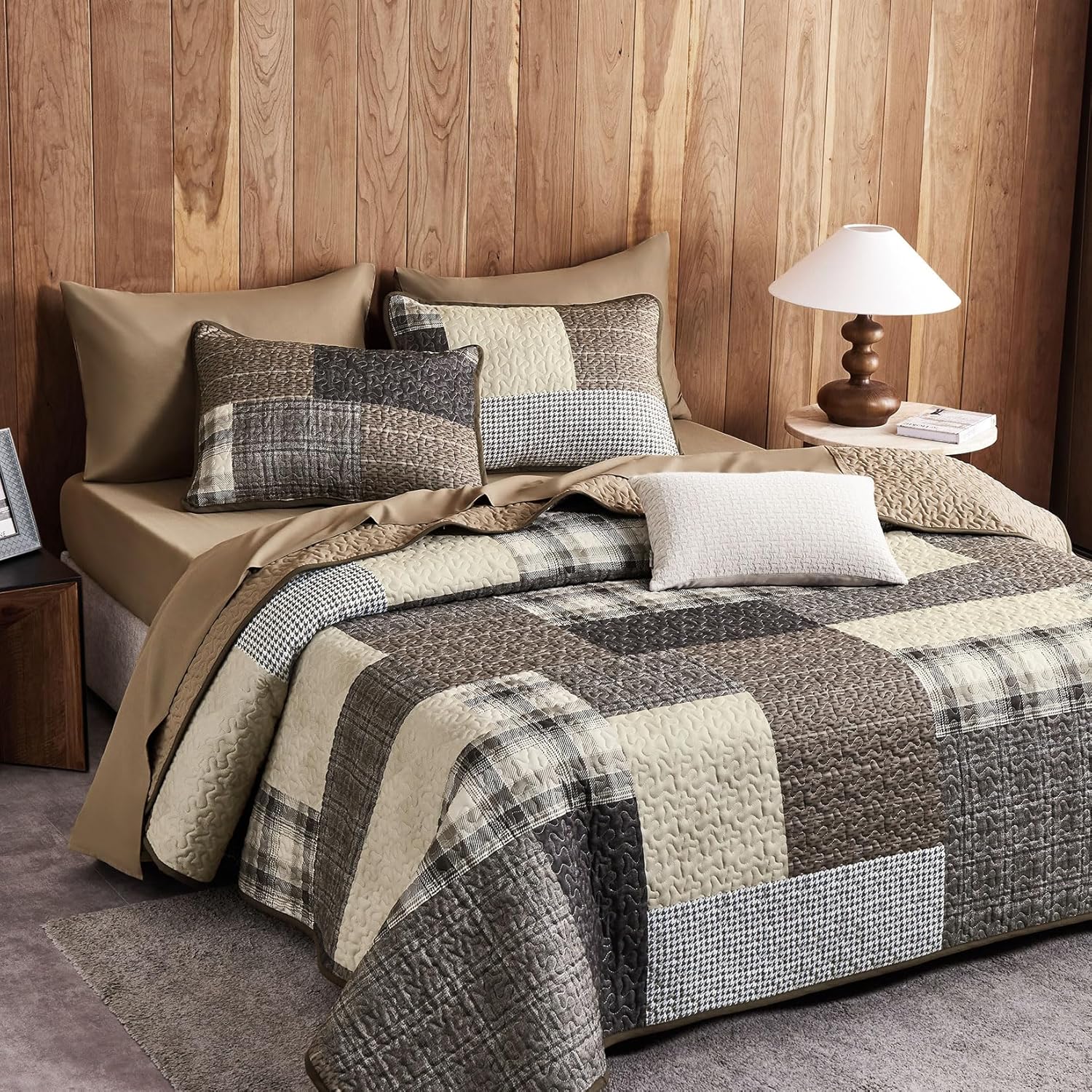 Wake In Cloud - Cabin Quilt Set, Plaid and Patchwork Design for Rustic Farmhouse Country Lodge, Reversible Lightweight Bedspread Coverlet, 3 Pieces, Taupe Brown, Queen/Full Size