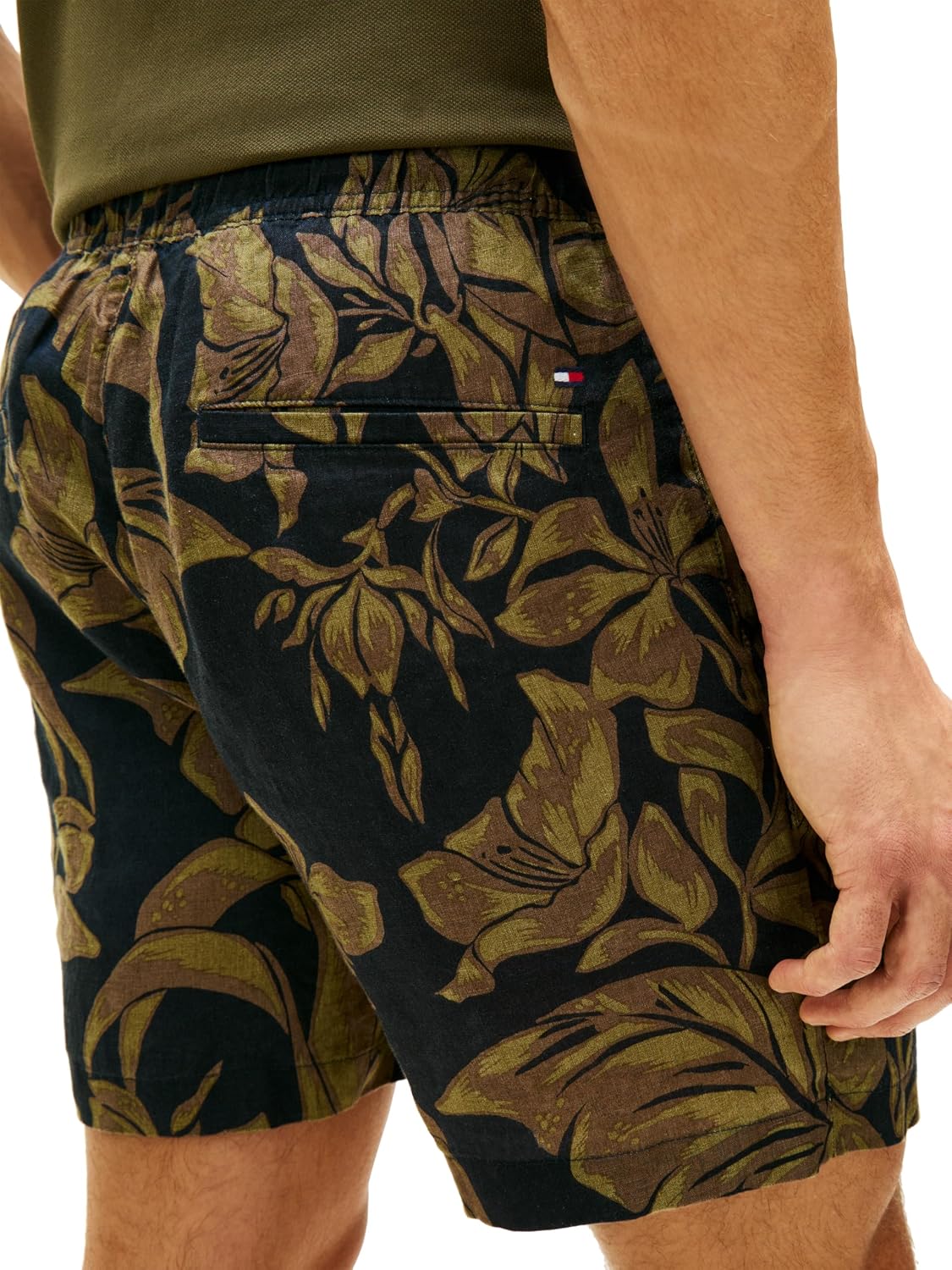 Tommy Hilfiger Men's Lightweight Linen Shorts 6 Inch in Regular Fit