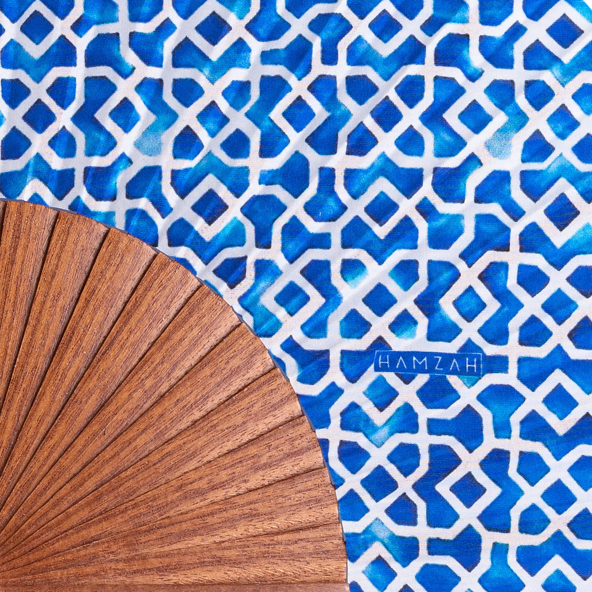 Abanico Español de Seda y Madera – Plegable 23 cm Hecho a Mano en España, Incluye Caja y Funda de Terciopelo - Hamzah (Alcazaba Azul)