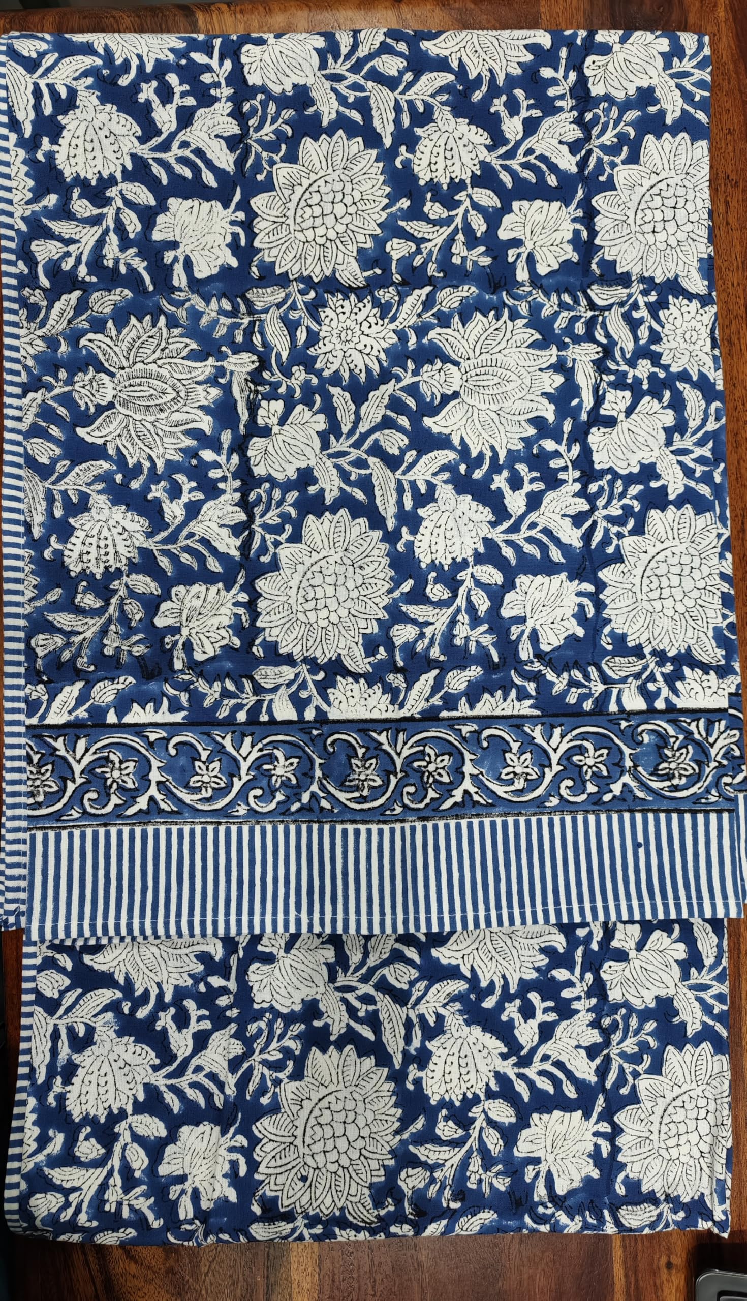Nappe coton motif floral bleu fait main pour sublimer vos repas de fête