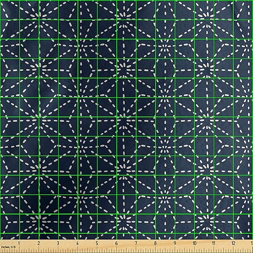 Vista 711 de Lunarable The Yard, tela azul real de The Yard, patrón de cerámica inspirado en el Medio Oriente estilo marroquí, estampado oriental, tela de satén