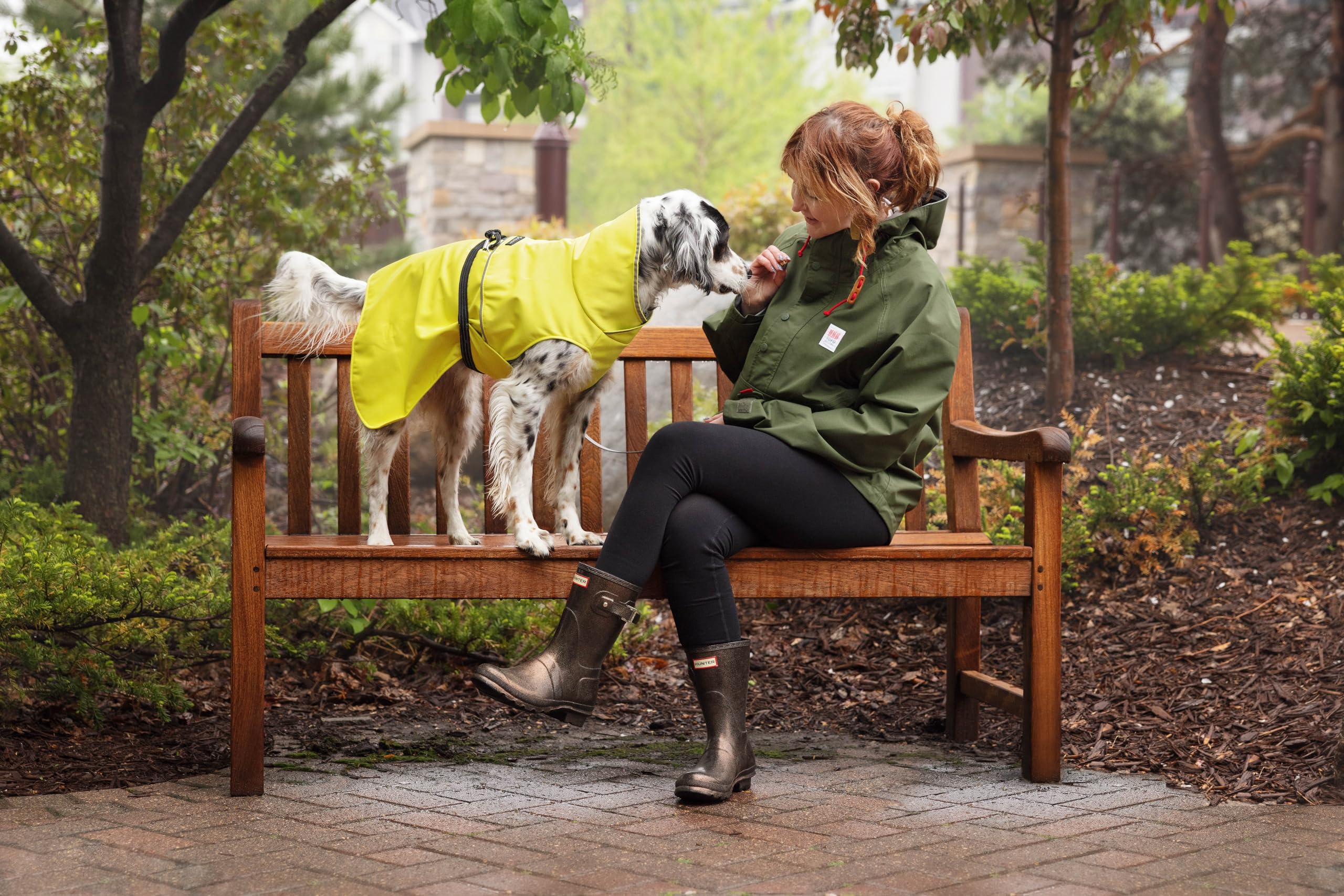 Goldpaw - Chaqueta impermeable para perro, abrigo impermeable para mascotas para protección en todo tipo de clima, ajuste ajustable y elegante ropa de abrigo canina, frijol negro, talla 18