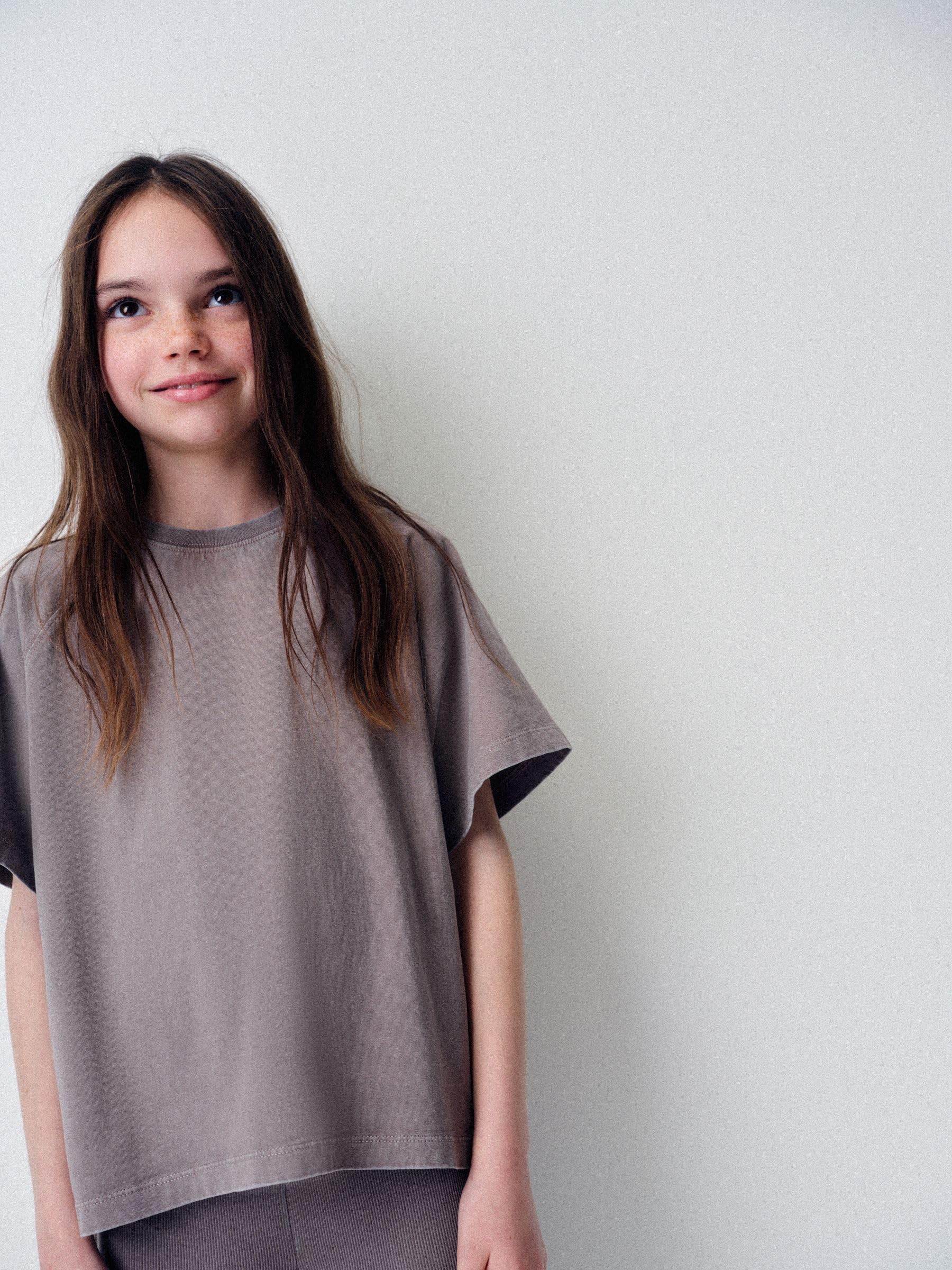 THE SET Mädchen Kurzarm-T-Shirts aus gewaschenem Jersey und ausgestellte gerippte Leggings, 2er-Pack