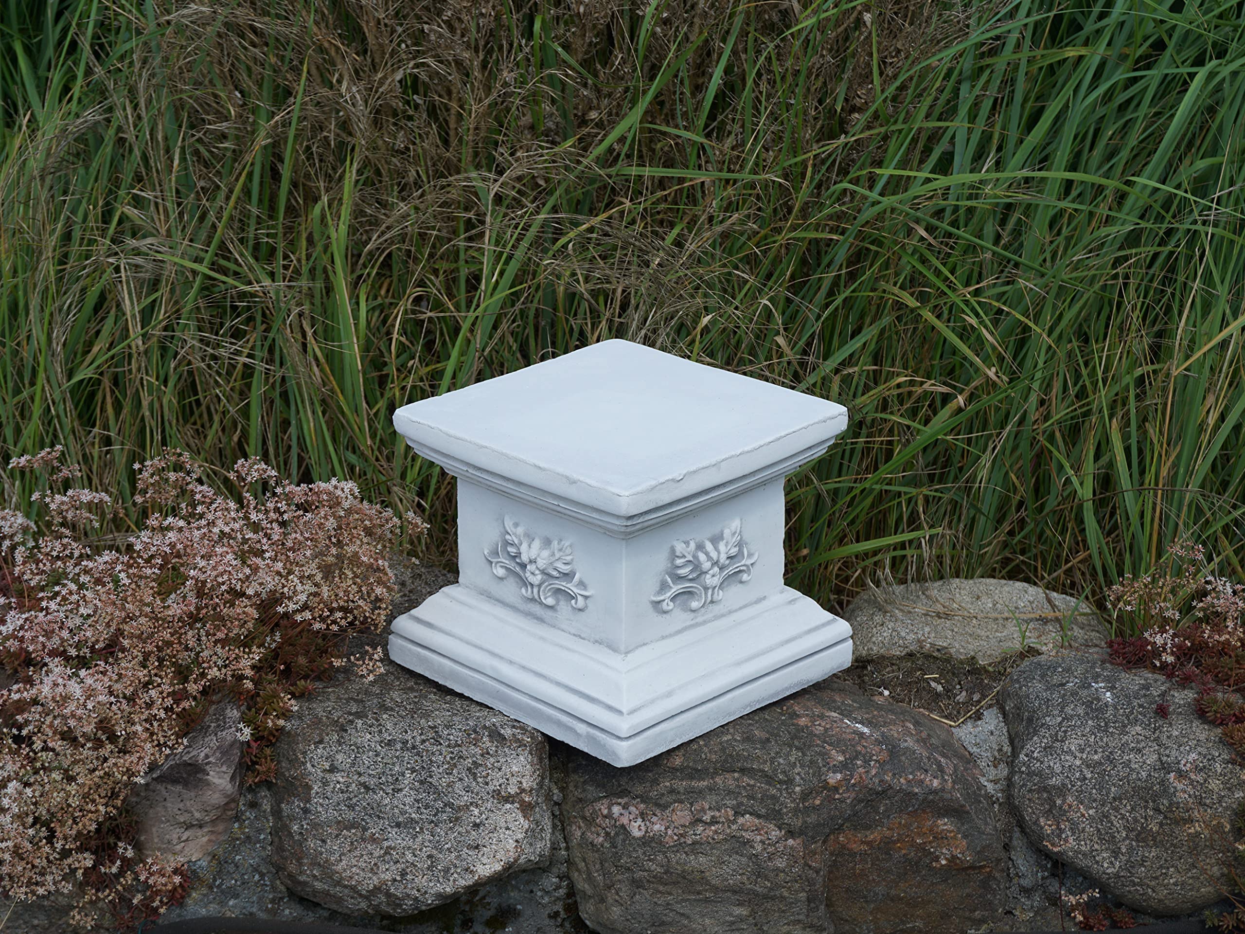 gartendekoparadies.de Quadratischer Sockel Podest, Steinsockel, H. 21 cm, Stellfläche 25 x 25 cm, 21 kg, Grau, frostsicher aus Steinguss für Außenbereich
