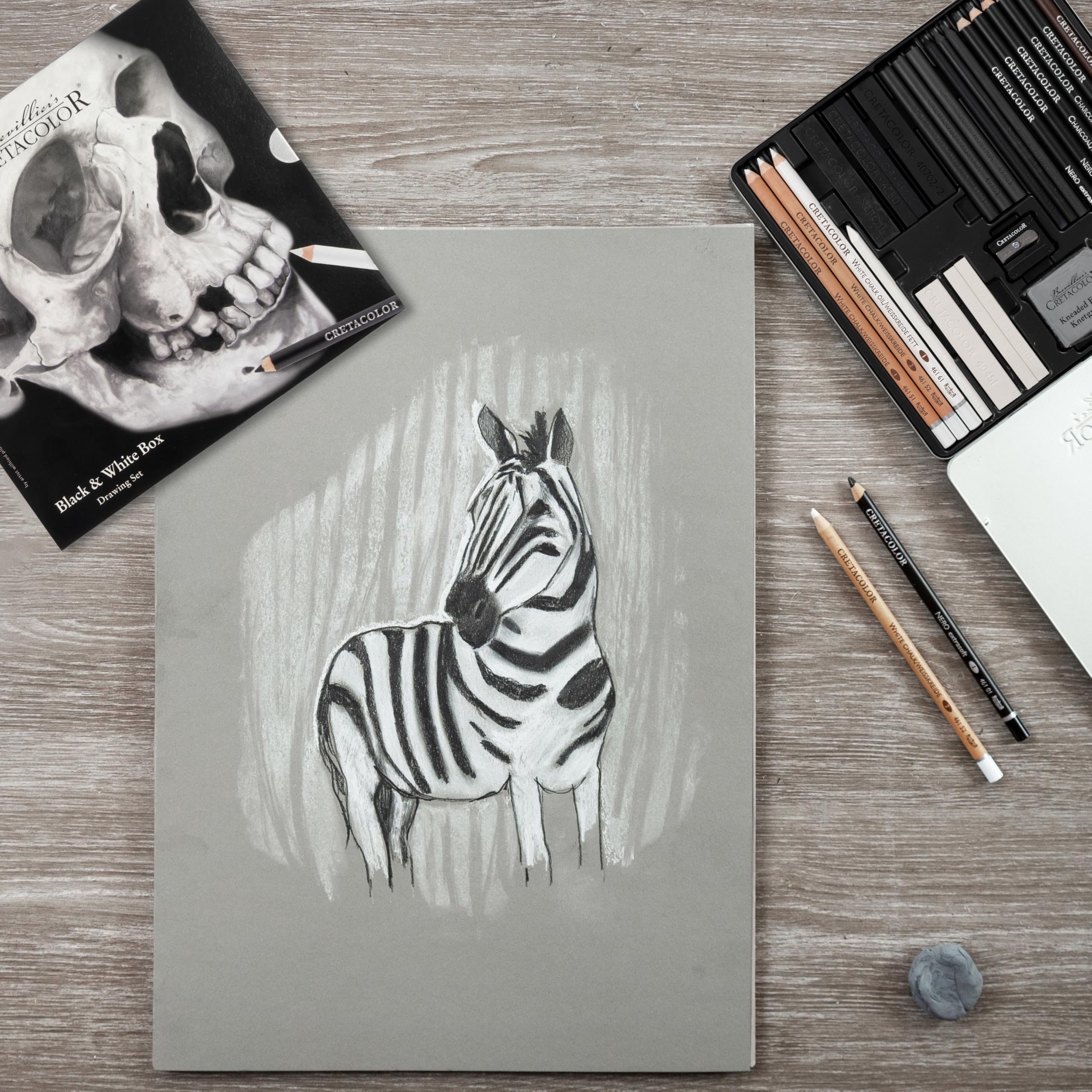 Cretacolor Black & White Box „Skull“ – 25-teiliges Schwarz-Weiß Zeichen-Set mit Stiften, Künstlerminen, Kohle, Spitzer & Radierer – Zeichenmaterial für Skizzen, Portraits & Illustrationen