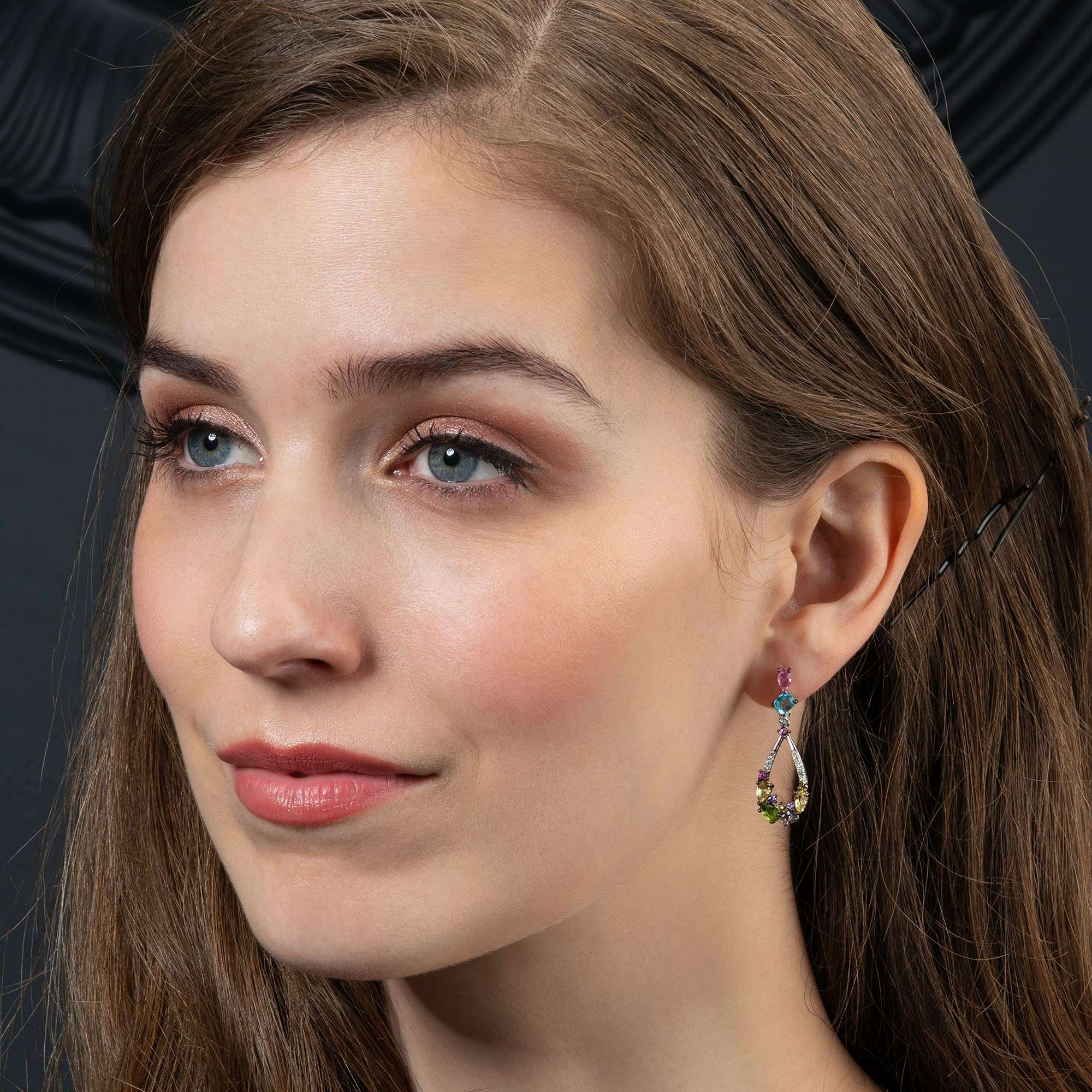 Namana Bunte Tropfenohrringe für Damen. Lange Ohrringe aus 925er Sterlingsilber für Frauen mit mehrfarbigen Steinen und Zirkonia-Edelsteinen. Bunte hängende Ohrringe in Sterling Silber