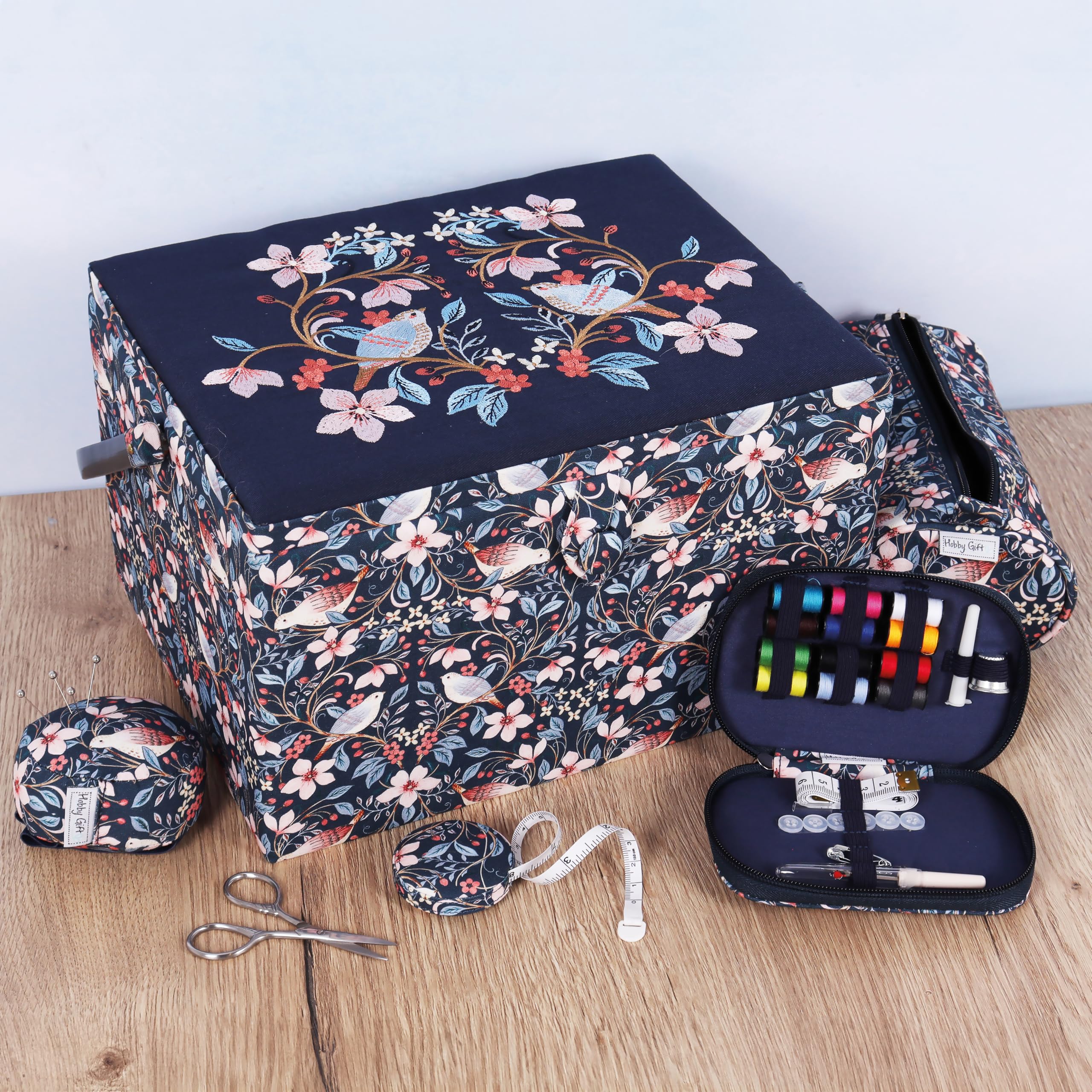 Hobby Gift Grande boîte à couture – Tissu en coton brodé d'oiseaux en fleurs avec poignée en plastique, plateau intérieur en plastique dur avec compartiments, 23,5x31x20cm
