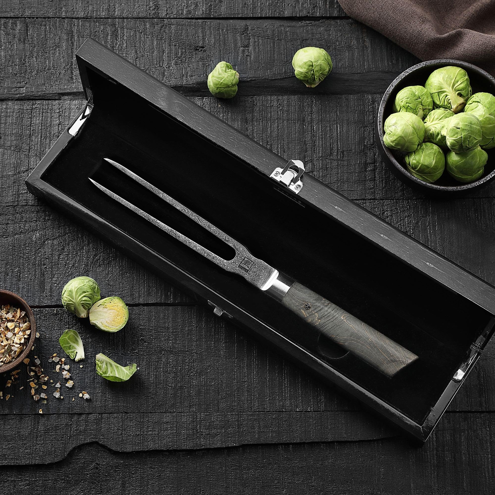 Zayiko Professional Series Damast Tranchiergabel 31 cm mit Ahornholzgriff | Fleisch- und Grillgabel mit 2 langen Zinken; 67 Lagen Damaststahl mit VG-10-Kern, für Braten und Grillgut, inklusive Holzbox.