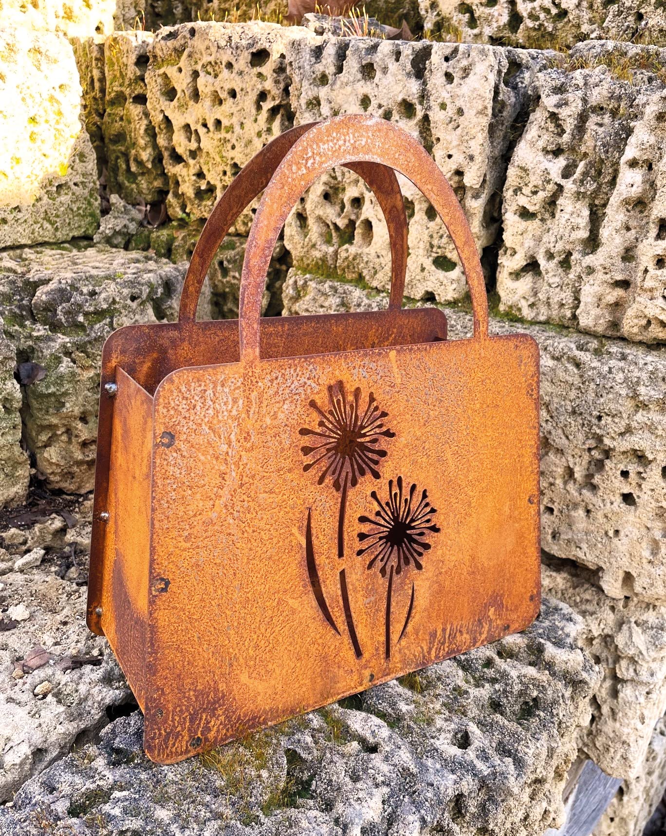 STEINFIGURENWELT GIEBEN Edelrost Handtasche mit 2 Blumen 27x32cm Tasche zum Bepflanzen Rost Pflanztasche Allium Pusteblume Blumentopf Windlicht Edelrost Gartendeko