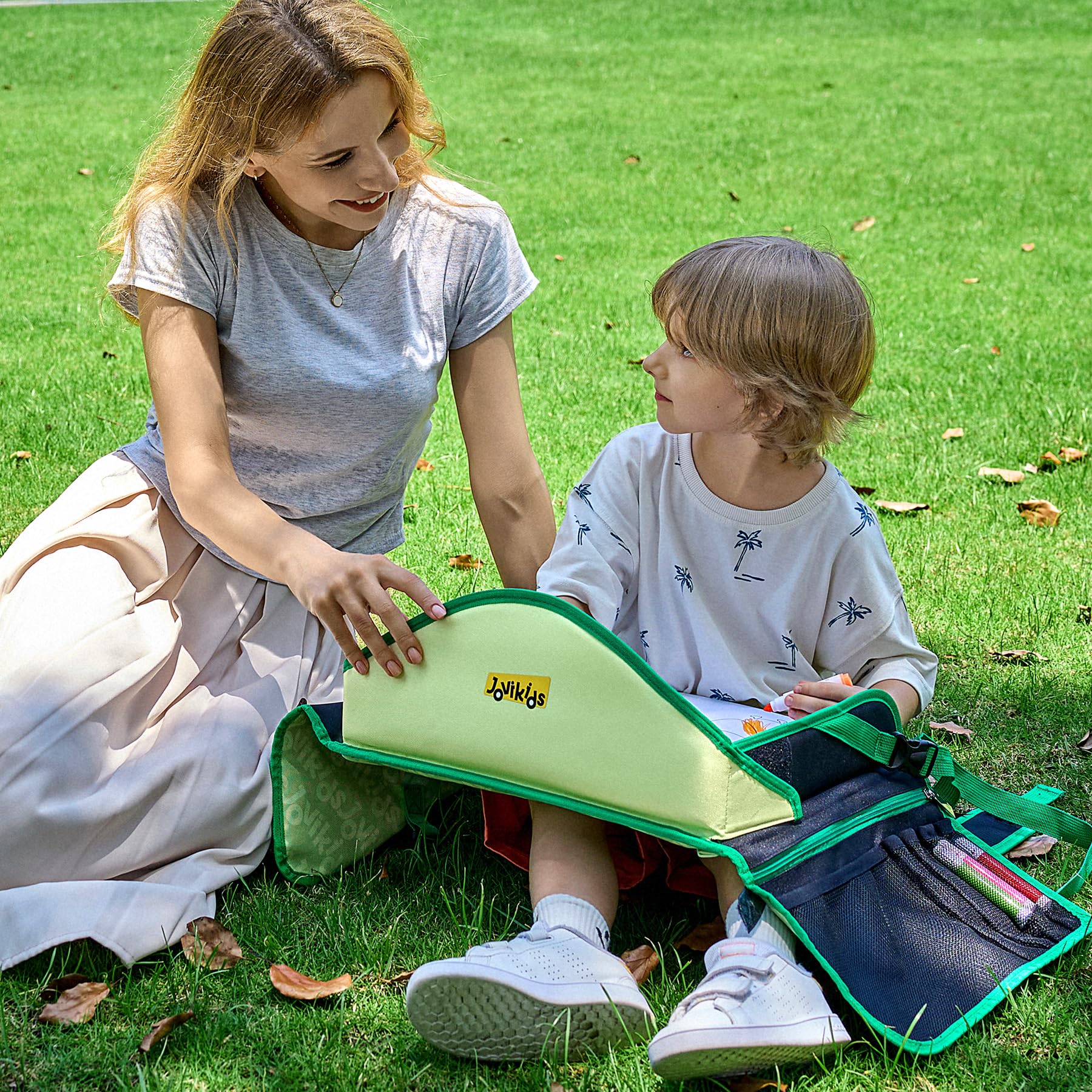 Jovikids Plateau Voiture de Voyage Enfants, Tableau Effacable pour Éduquer, Dessiner, Sack, Table Jeux pour Long Trajet Voiture, Avion (Vert)