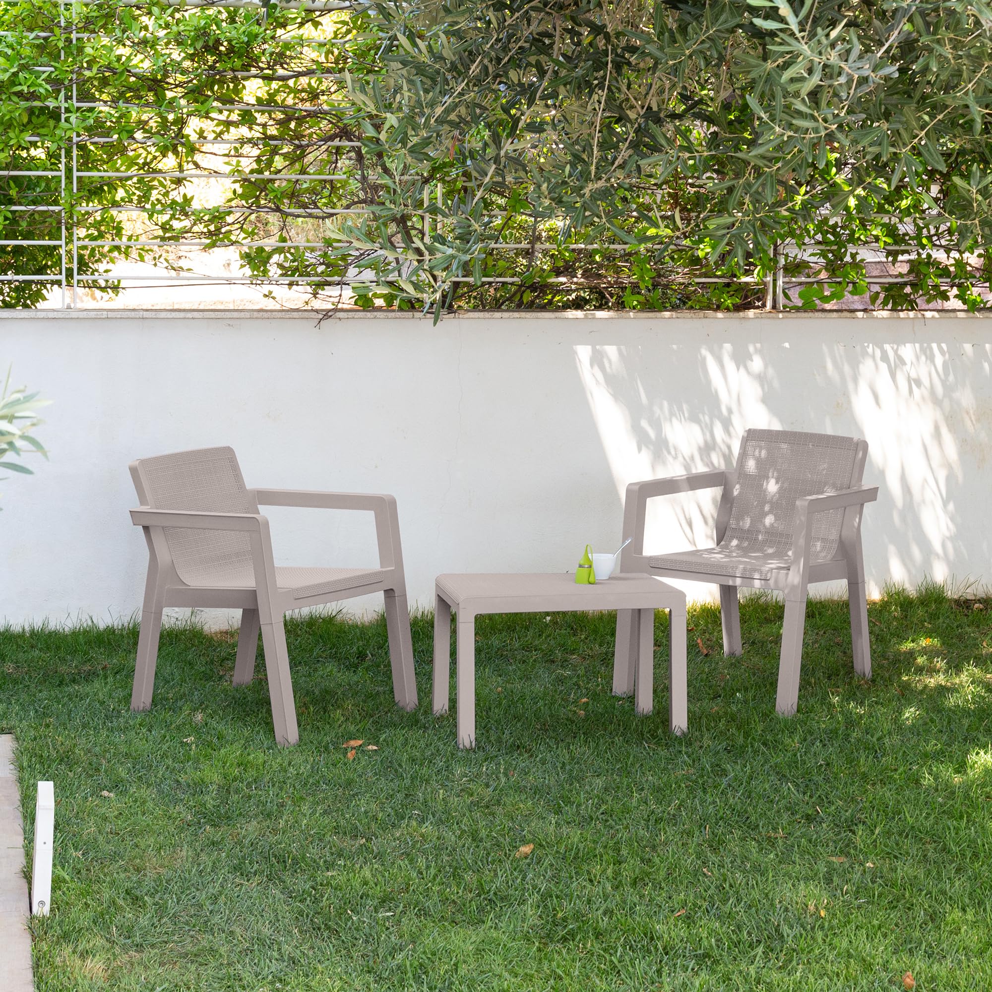 Toomax Set Salotto da giardino Riviera 2 posti grigio tortora, in plastica resistente effetto juta, 2 poltrone con schienale ergonomico e 1 tavolino, ideale per spazi esterni