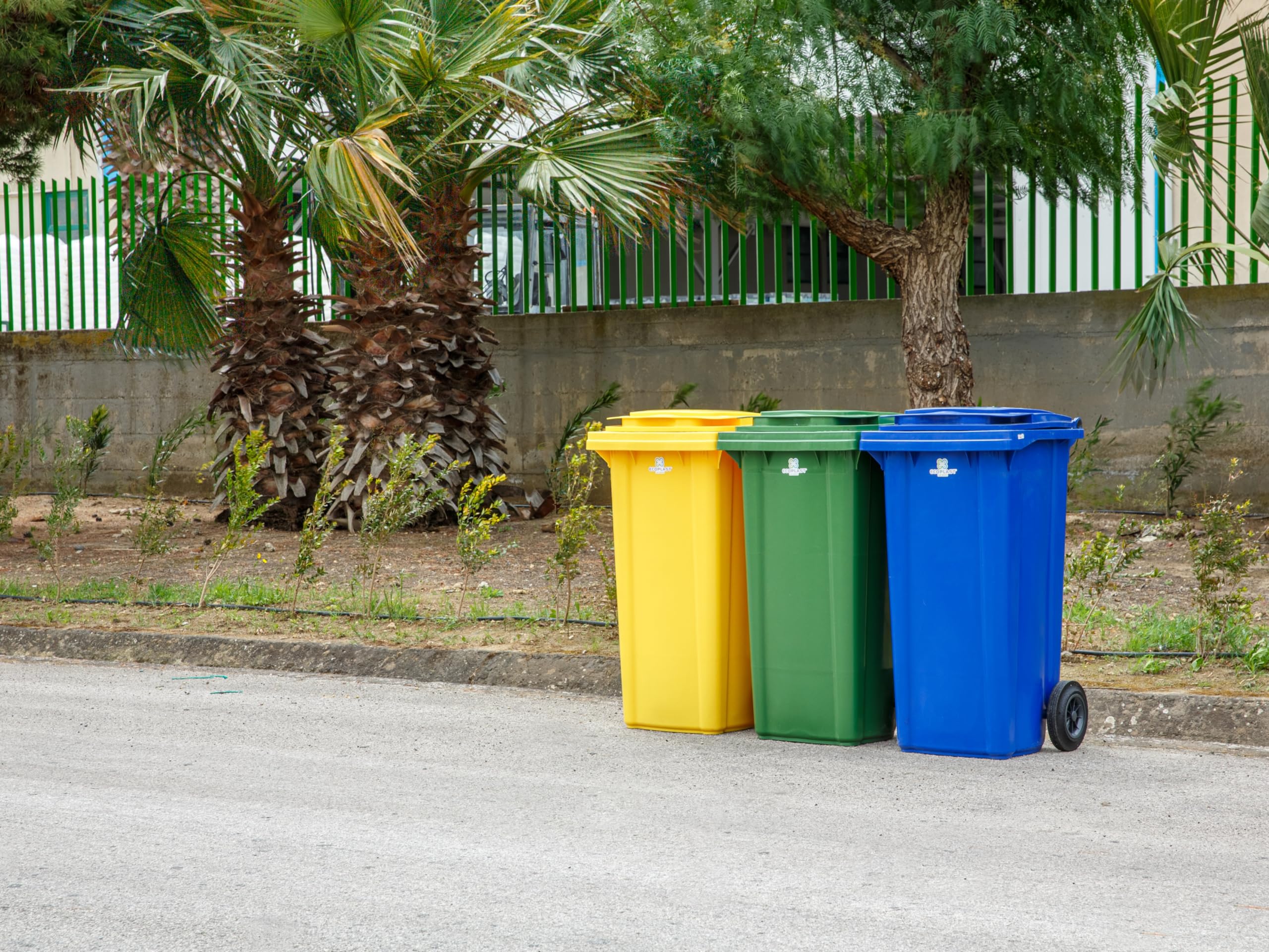 Ecoplast | Bidone Carrellato in Plastica, Bidone Spazzatura con Ruote, 120 Lt, Grigio, 55x48x94