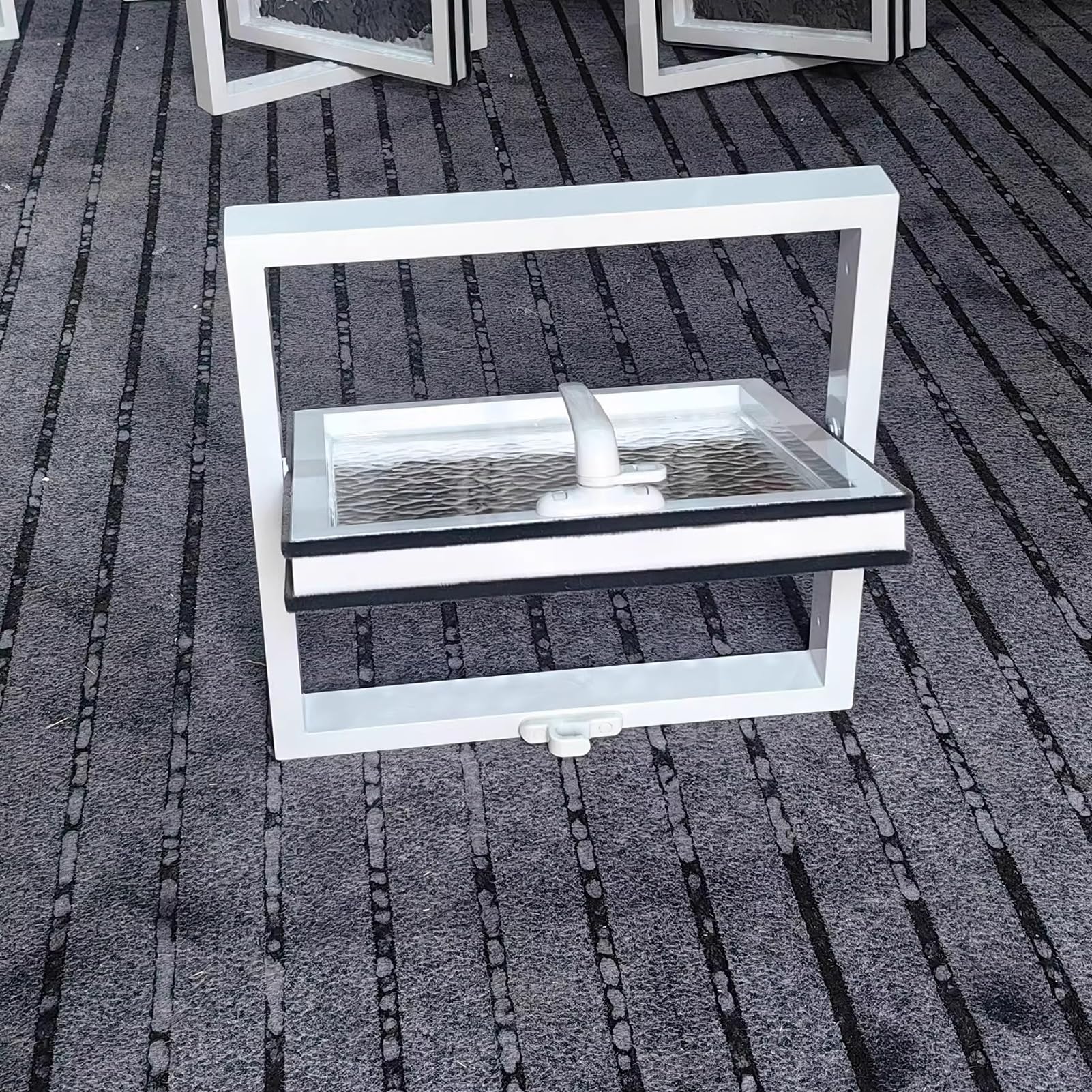 Finestra di ventilazione girevole a 360° per casette, pollai, serre e garage, in alluminio, 30 x 30 cm, finitura bianca