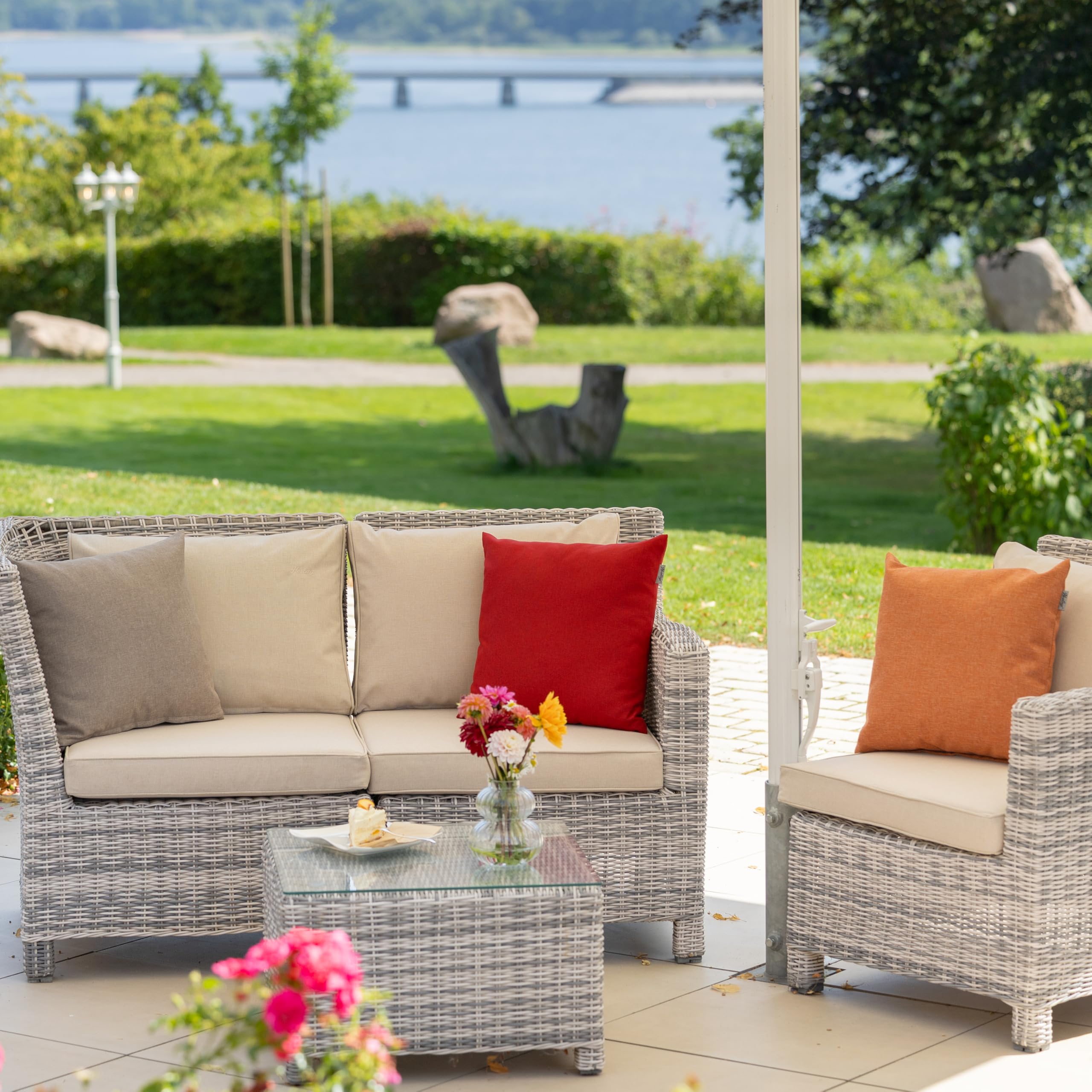 Herlag Sunny Outdoor Dekokissen 50x50cm – wetterfest & UV-beständig – waschbarer Bezug mit Reißverschluss – inkl. Innenkissen – Zierkissen für Balkon & Garten – Gartenkissen für draußen – Taupe