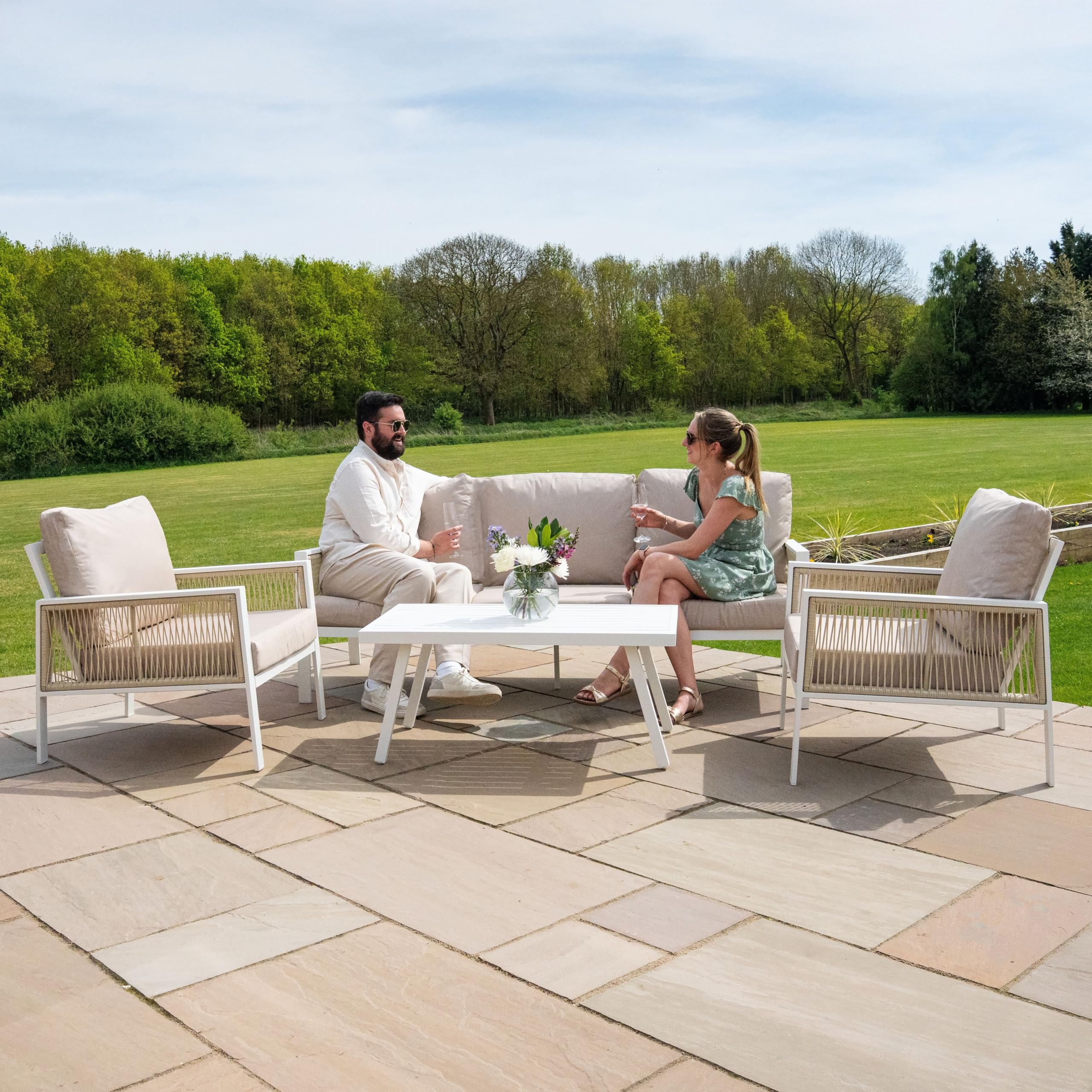 Set Mobili da Giardino 4 Pz in Alluminio Bianco con Cassapanca 582L in Rattan Nera da Esterno – Divano 3 Posti, 2 Poltrone, Tavolino, Cuscini, Copertura Impermeabile, Borsa Inclusa