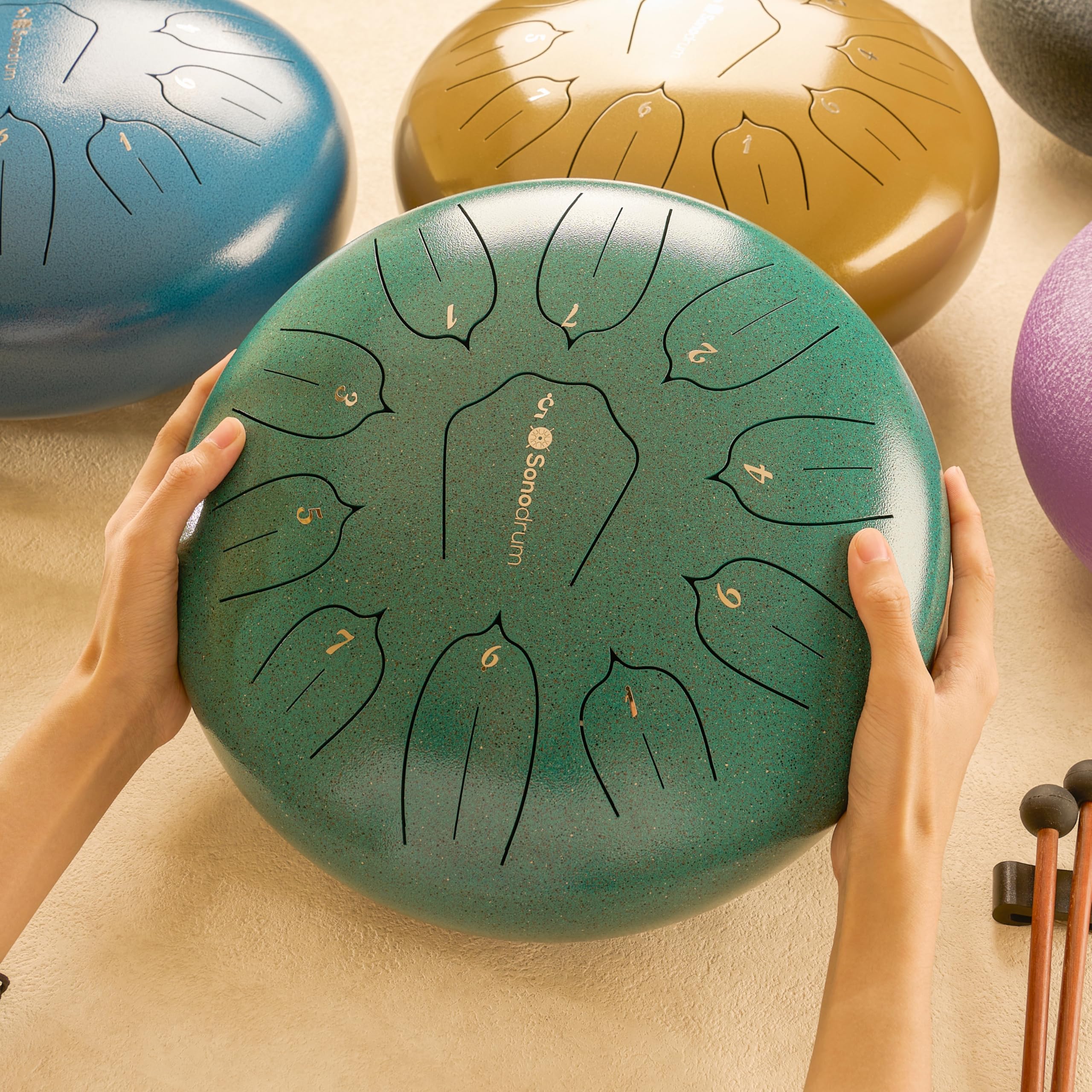 tamburo a lingua d'acciaio 'Standard' in Re Maggiore, verde - 30 cm con 11 note - steel tongue drum con canzoniere, mazzuoli, fingersticks e borsa da trasporto. Senza leggere le note.