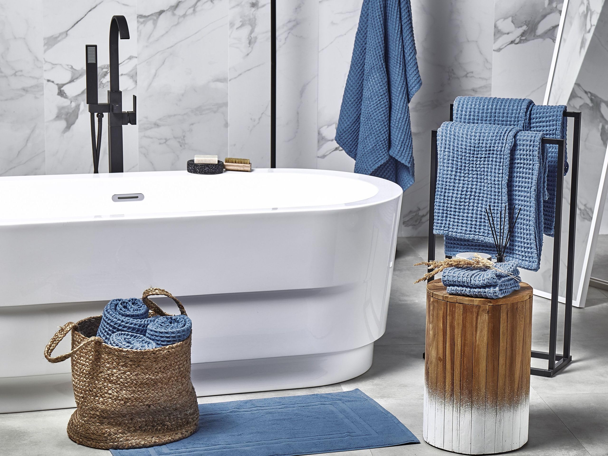 Beliani Conjunto de 11 Toallas Toalla de baño y Alfombrilla de baño de algodón Azul Low Twist para Invitados Areora