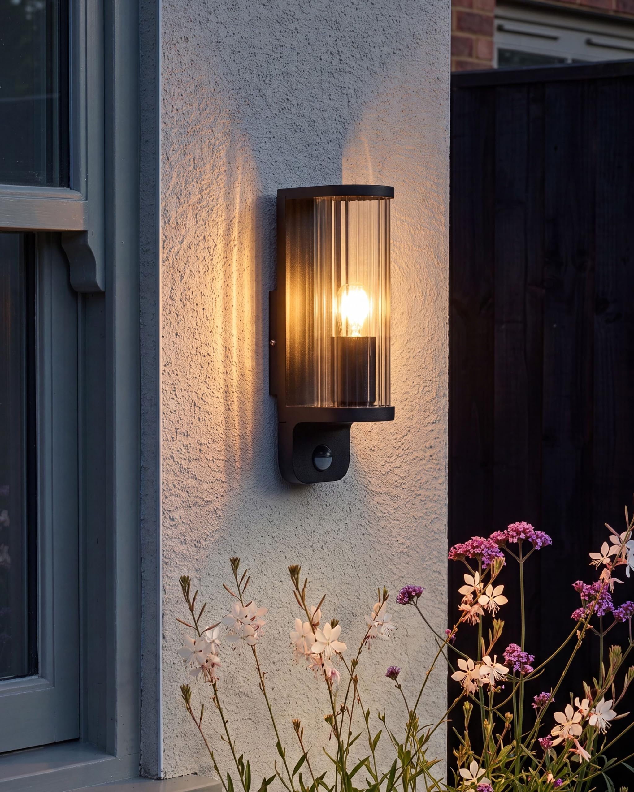 Beliani Applique da esterno con sensore di movimento e illuminazione d'accento, IP44, alluminio nero,