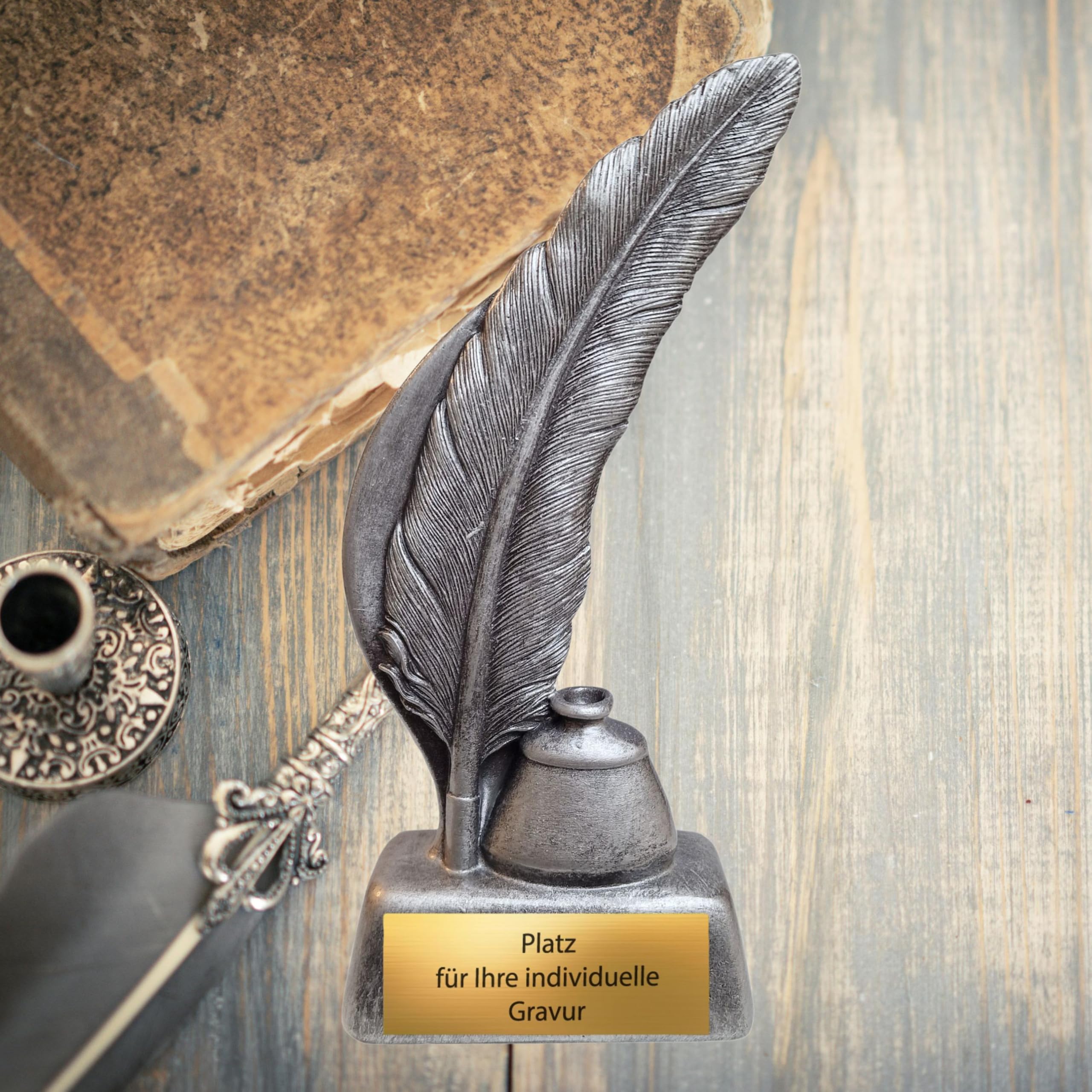 Schreibfeder Pokal aus Resin 20 cm hoch – stilvolle Resinfigur mit Gravurschild – Award für Autoren Absolventen Lehrer & Bildung – perfekt für Schulabschluss Meisterprüfung & Ehrungen