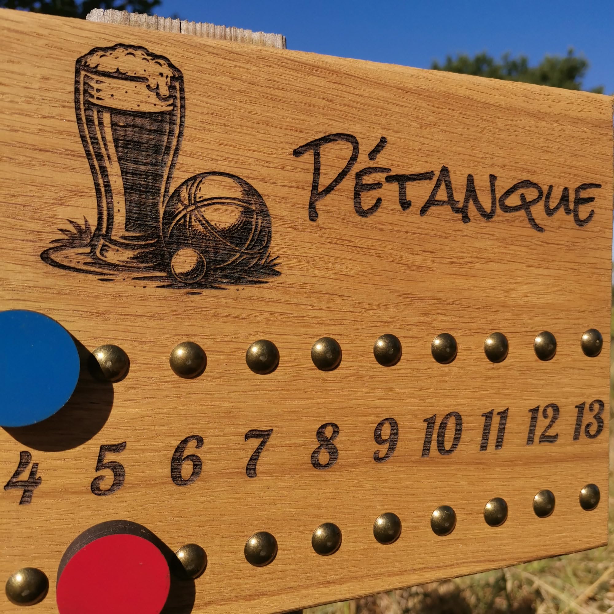 Tit'Adel Compteur de Points pétanque en chêne Massif – Tableau de Score 2 équipes avec pions aimantés – Personnalisable – Accessoire et idée Cadeau pour Joueurs de pétanque