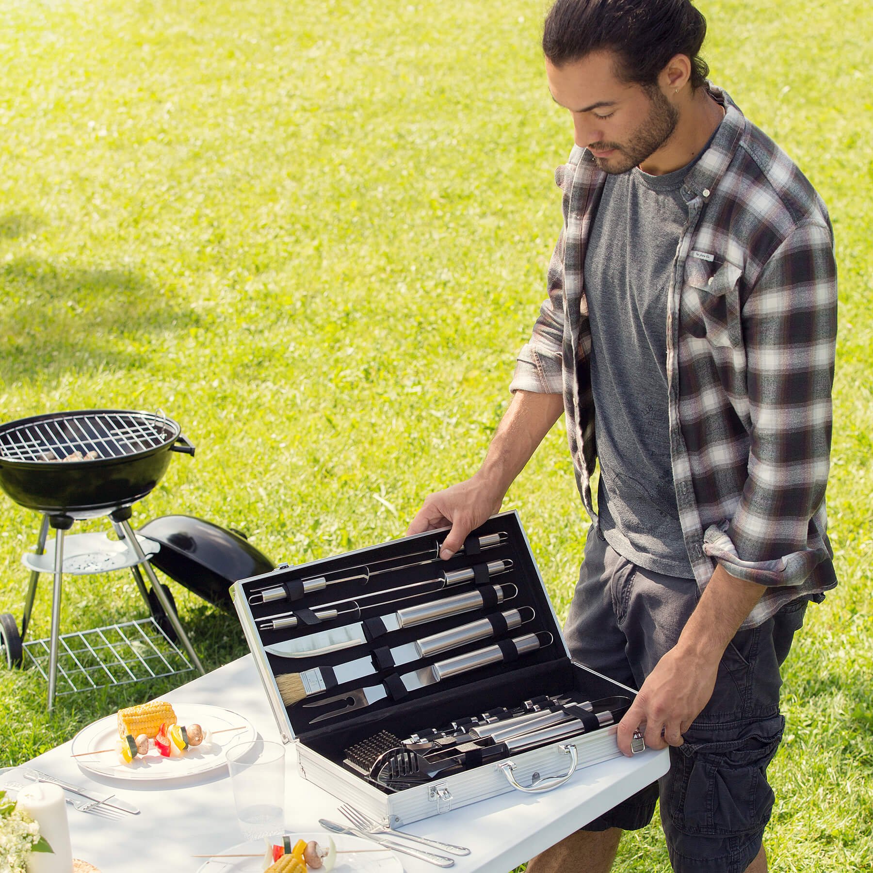 tectake® Set Barbecue Acciaio Inox, Accessori Barbecue con Valigetta Alluminio, Utensili Griglia, kit Barbecue Completo, Posate Barbecue, Spatola Pinza Forchettone, 18 Pezzi