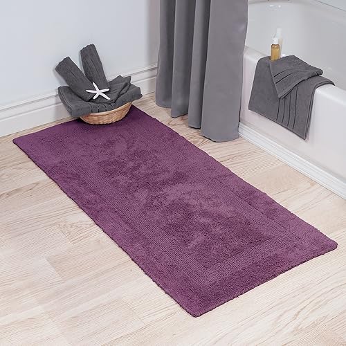 Bedford Home Alfombra de baño larga reversible 100% algodón, color berenjena, 24 x 60 pulgadas