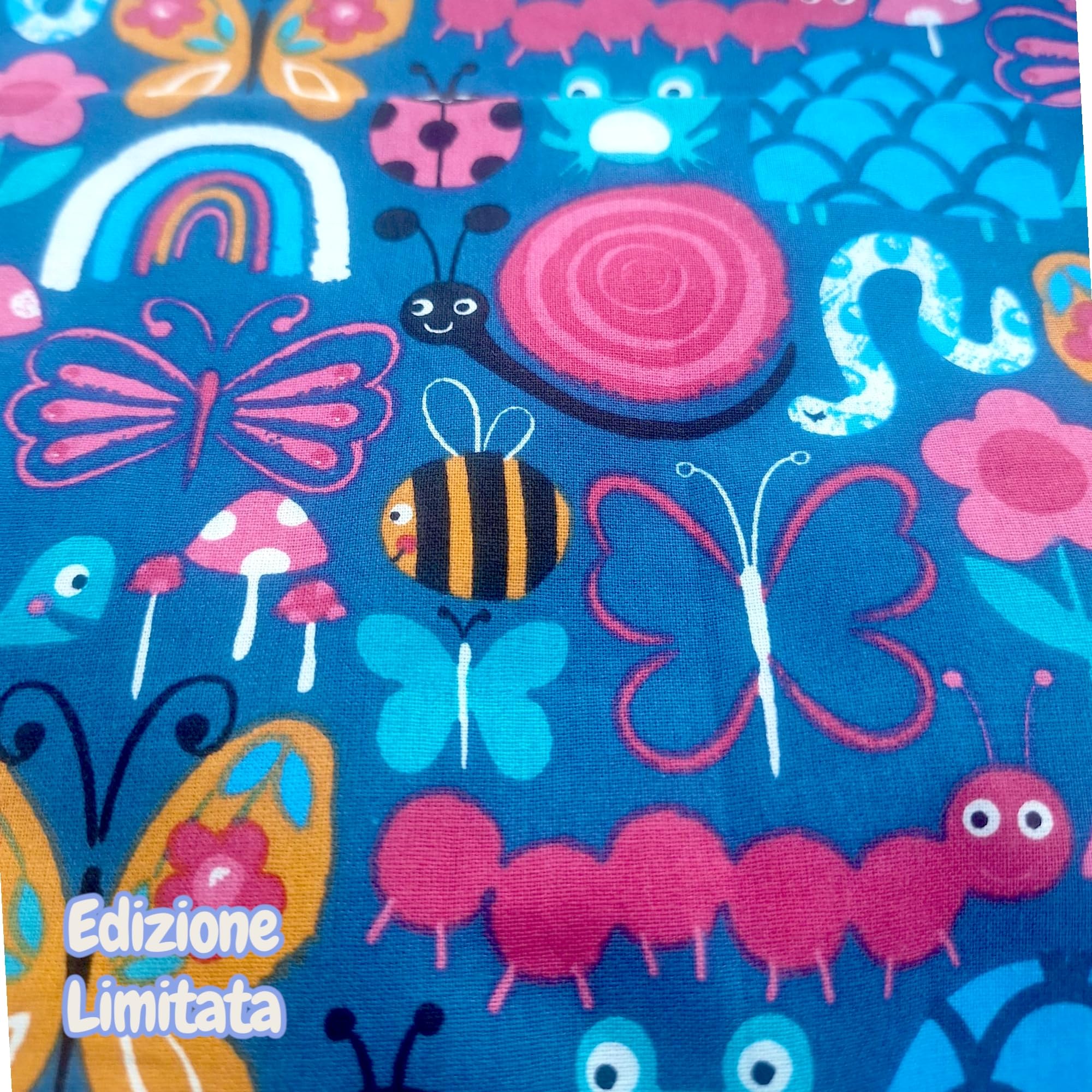 AmiAmarena Set Scuola Materna, Asilo Nido con Nome Ricamato. Sacca a zaino, bavaglino con elastico e asciugamano con asola. 100% cotone Made in Italy (Lollipop, Multicolore)
