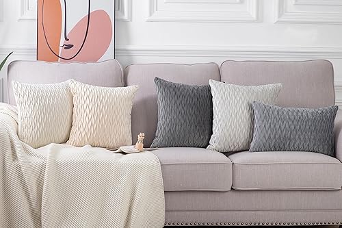 Miniatura 6 de MADIZZ Juego de 2 fundas de almohada decorativas de terciopelo súper suave de 18 x 18 pulgadas, cuadrados blancos grisáceos con textura, estilo de