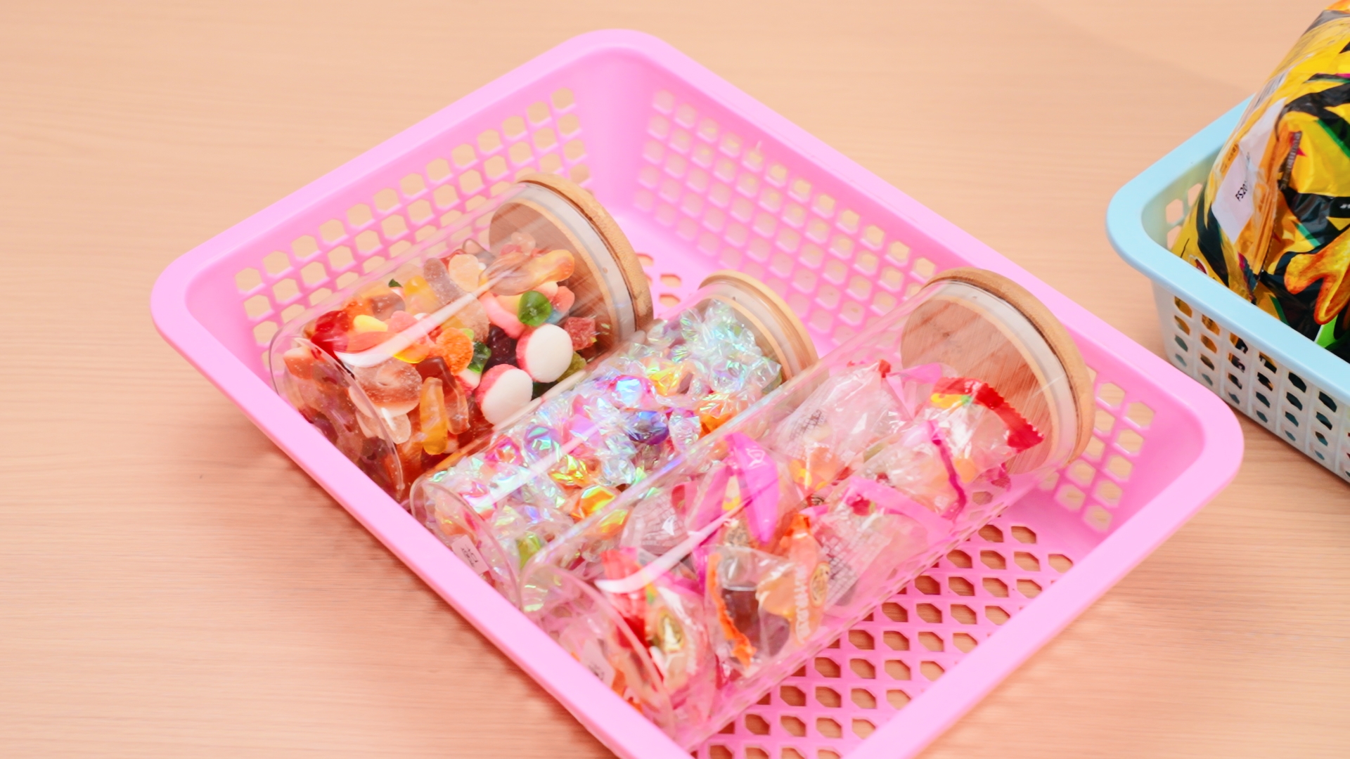 DEAYOU 16-Pack Colorful Plastic Storage Baskets - 26x16.5x6.2cm, Ventilated, Stackable Organizer Trays For Classroom, Home, Office