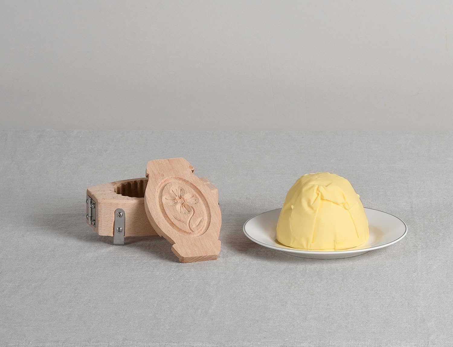 Fluted butter mould - beech - oval with flower decoration - 80 g
