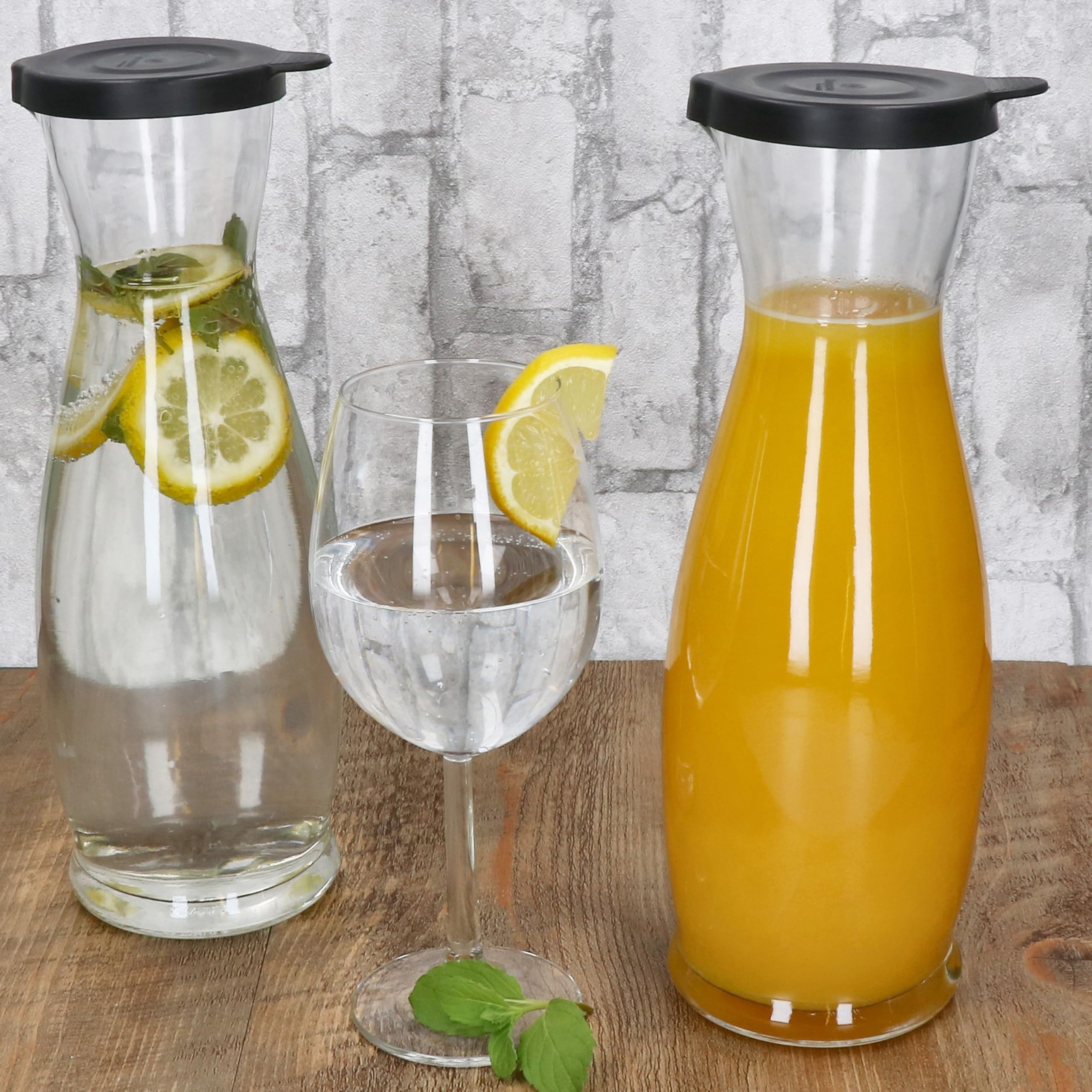 MamboCat 12er Set MIA MISURA Wein-Karaffe mit schwarzem Kunststoff-Deckel I 1 Liter, geeicht I Glas-Krug mit Ausgießtülle für Wein, Wasser, Saft, Milch & Co.
