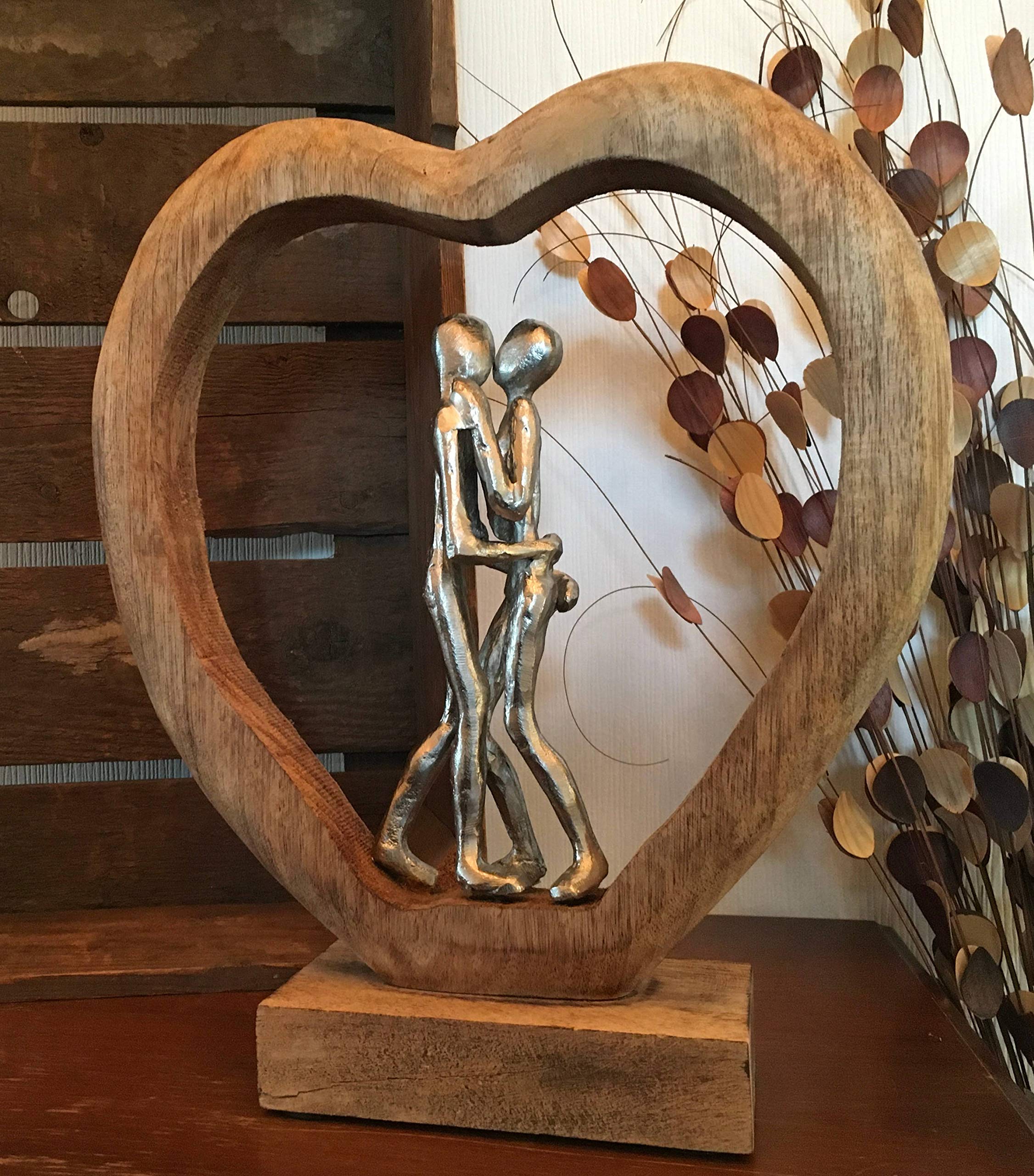 Moritz The Path 35 cm Silber – Mangoholz Liebespaar Skulptur Herz Hochzeit | Aluminium-Paar auf Naturholz-Sockel, Handarbeit und Unikat, Geschenkidee zu Jahrestag oder Valentinstag, für Regal