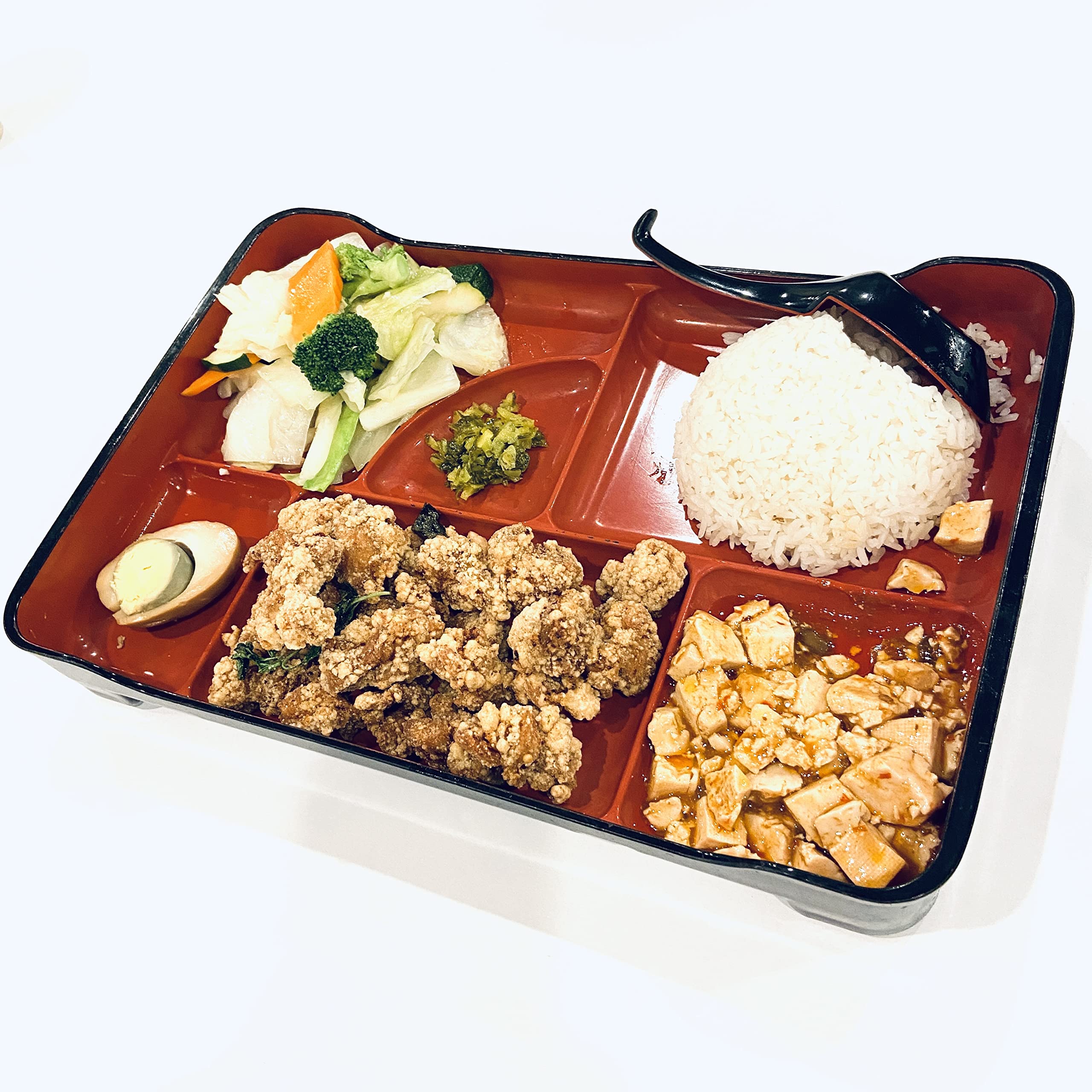 Boîte à bento traditionnelle japonaise à 6 compartiments, plateau Obento en plastique pour restaurant ou maison, 35,6 x 23,5 cm, rouge et noir, fabriquée au Japon