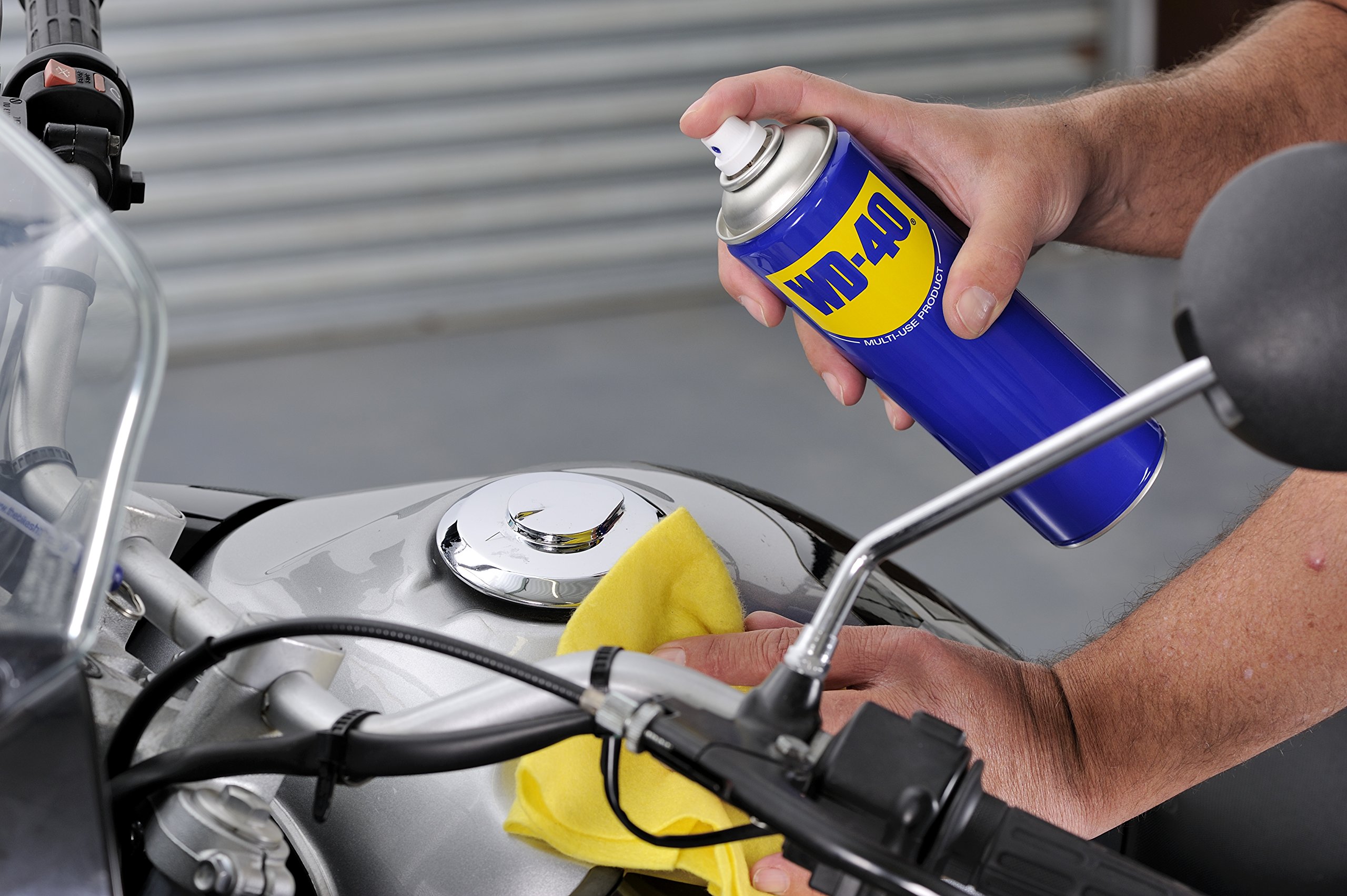 WD-40 Producto Multi-Uso- Spray 400ml-Lubrica, Afloja, Protege del óxido, Dieléctrico, Limpia metales y plásticos y Desplaza la humedad