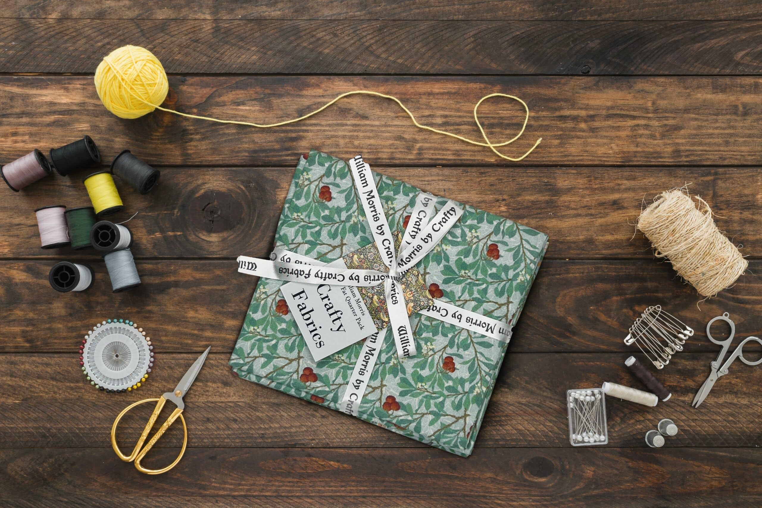 William Morris Christmas Fat Quarter Bundle: Quilting & Crafting, Sewing, Art, Cotton Pattern, Dressmaking Fabrics