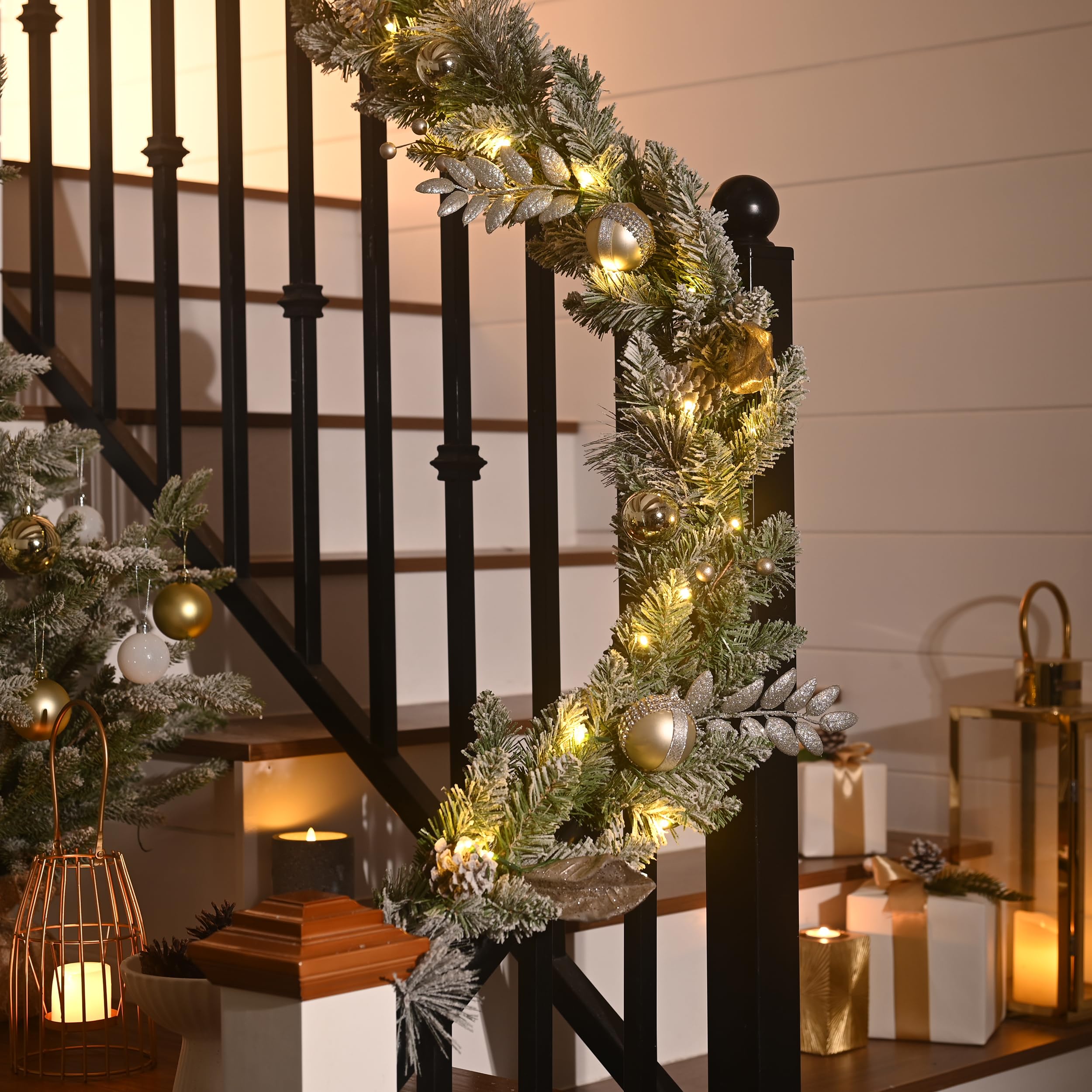 Valery Madelyn 152CM Weihnachtsgirlande mit 20 Led Timer Lichtern und Tannenzapfen Weihnachtskugeln, Tannengirlande Weihnachtsdeko für Treppe Tisch Außen Kaminsims Haustür, Weiß Gold